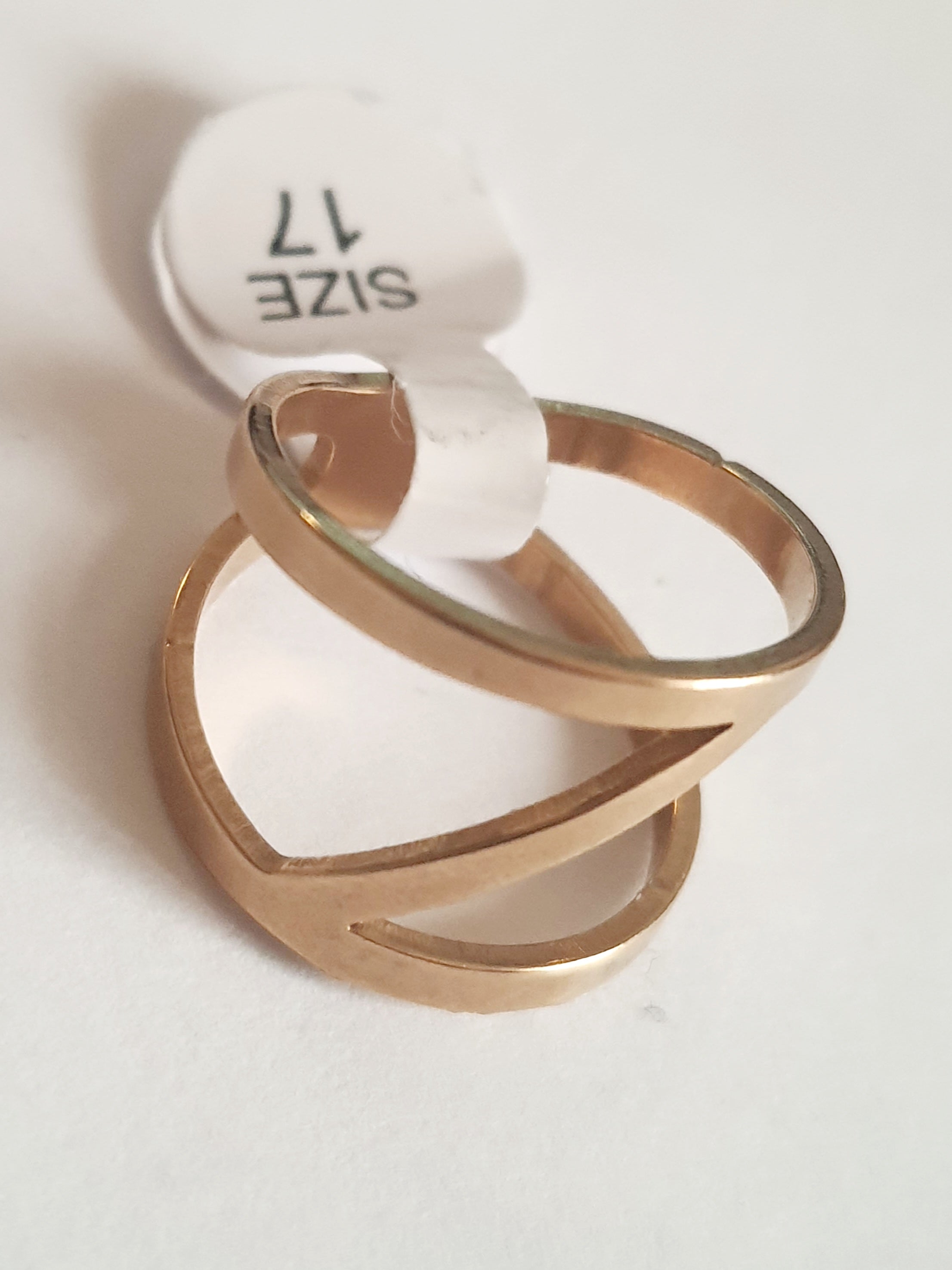 Złoty pierścionek 17 mm ze stali chirurgicznej – subtelny, minimalistyczny, elegancki