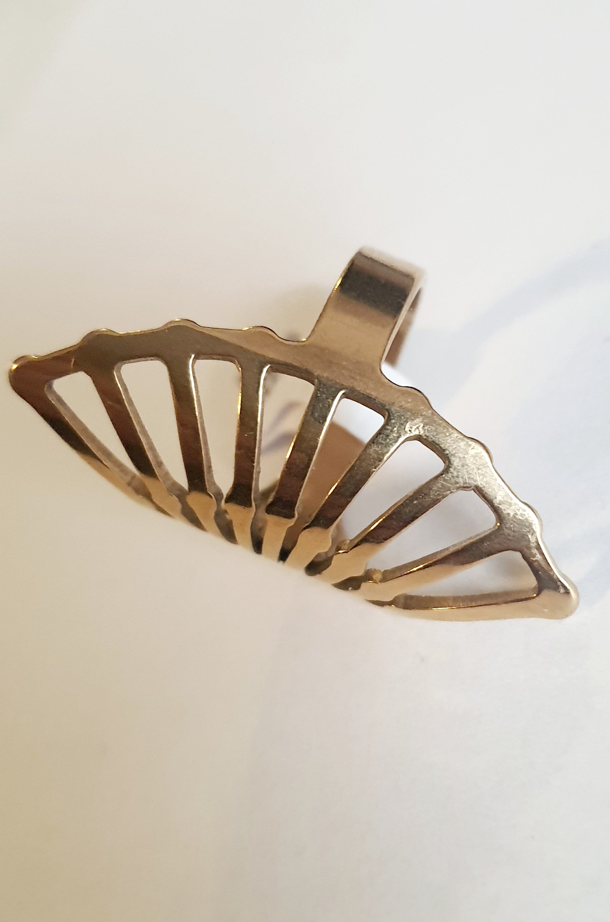 Złoty pierścionek ze stali nierdzewnej, rozmiar 16 mm, matowe wykończenie, minimalistyczny i lekki design