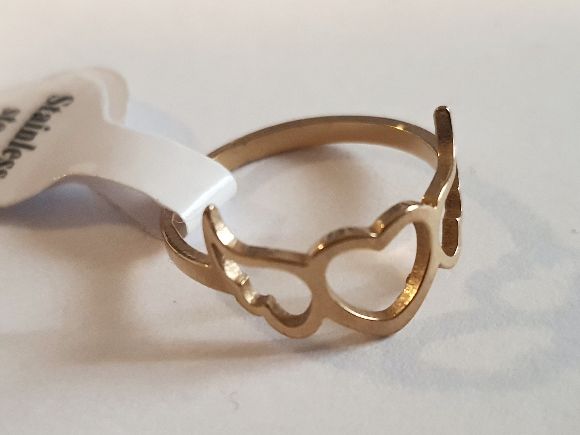 Minimalistyczny pierścionek damski w złotym kolorze, stal nierdzewna, rozmiar 16 mm z serduszkiem