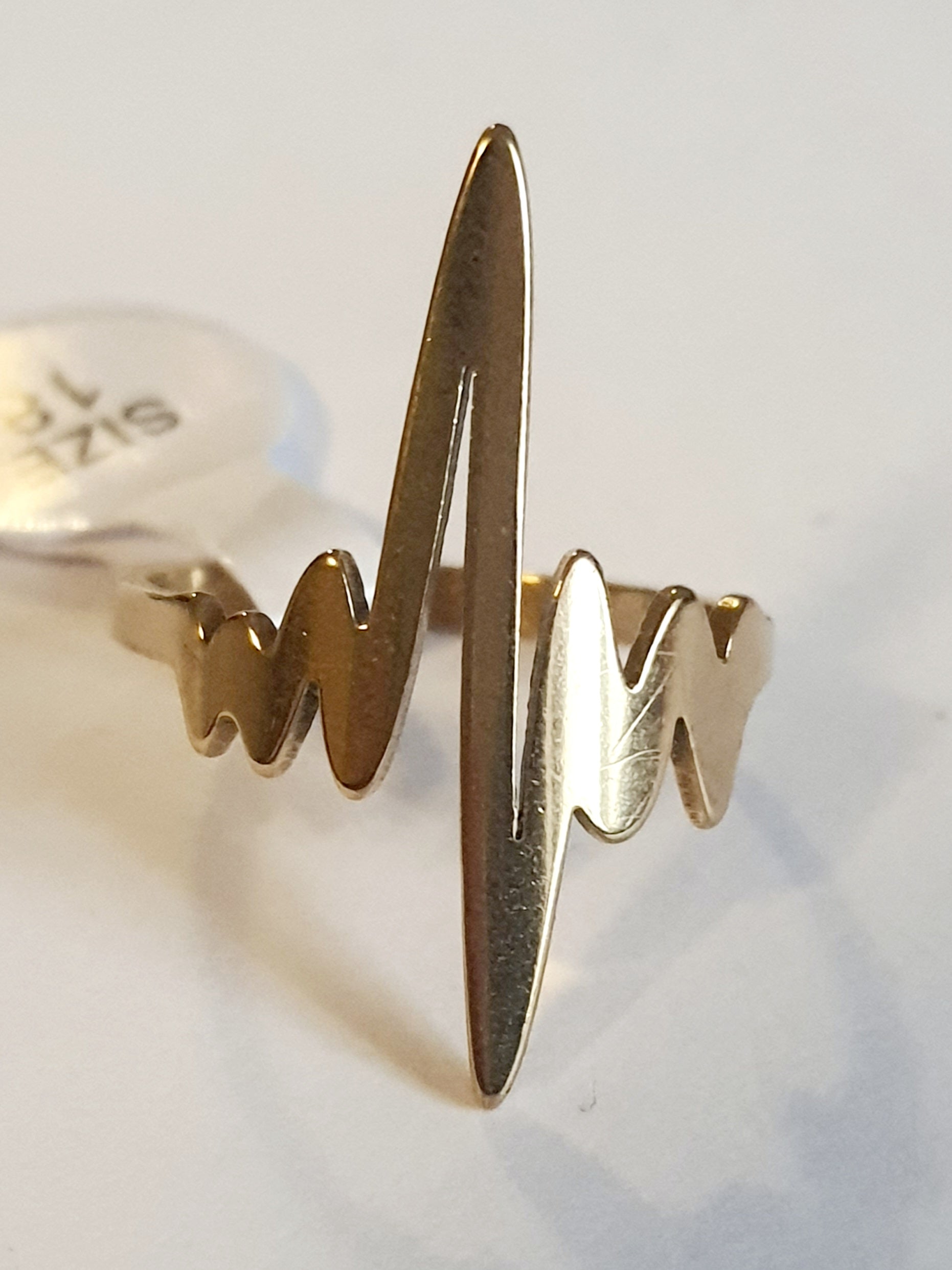 Złoty pierścionek ze stali chirurgicznej, średnica 19 mm, gładki i mocny design. rouge bizu