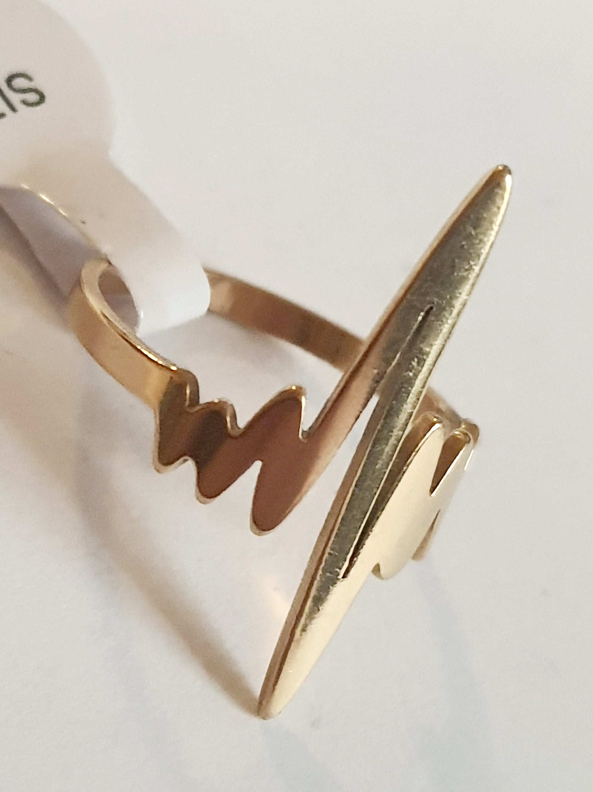 Złoty pierścionek ze stali chirurgicznej, średnica 19 mm, gładki i mocny design