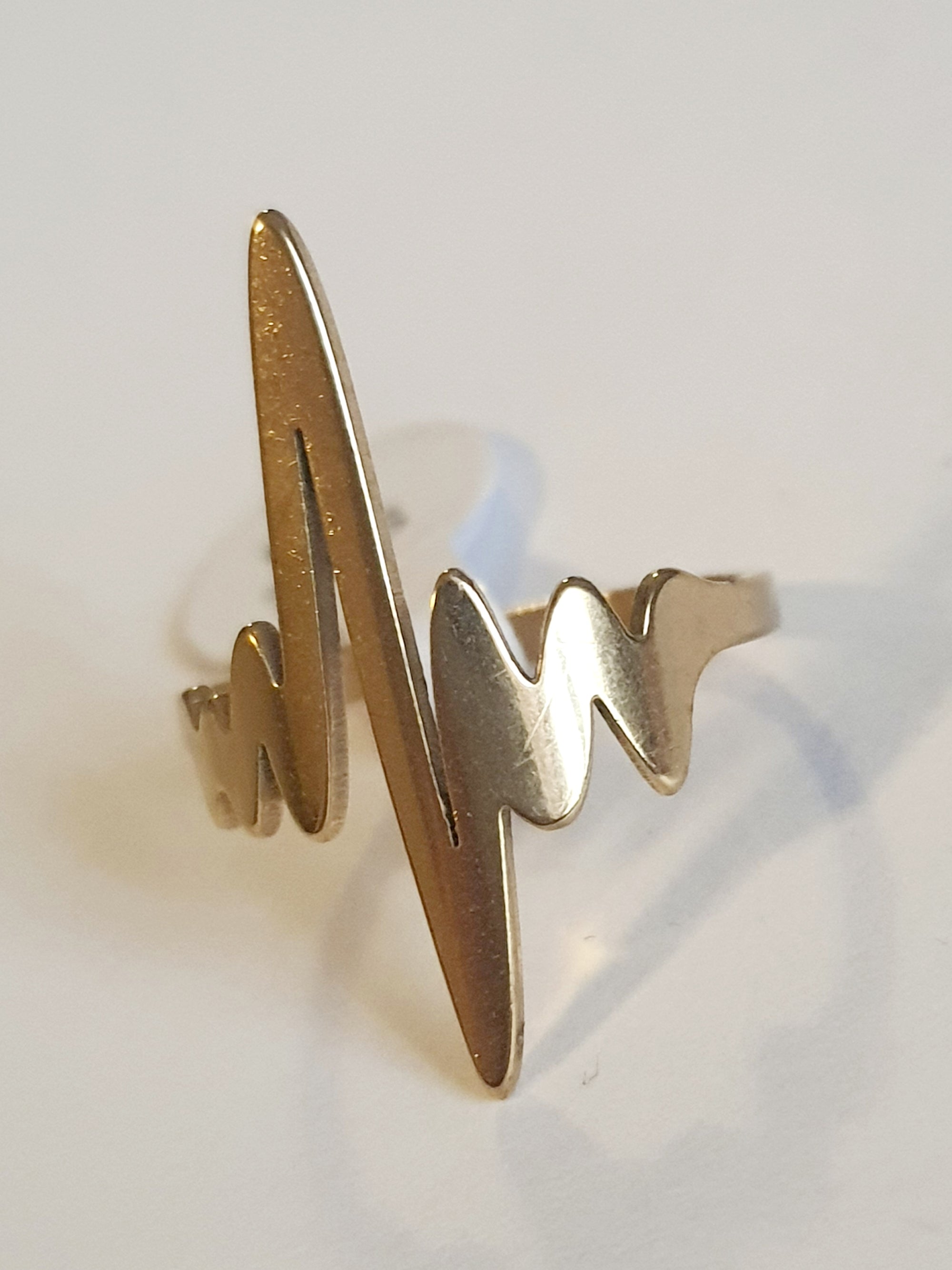 Złoty pierścionek ze stali chirurgicznej, średnica 19 mm, gładki i mocny design