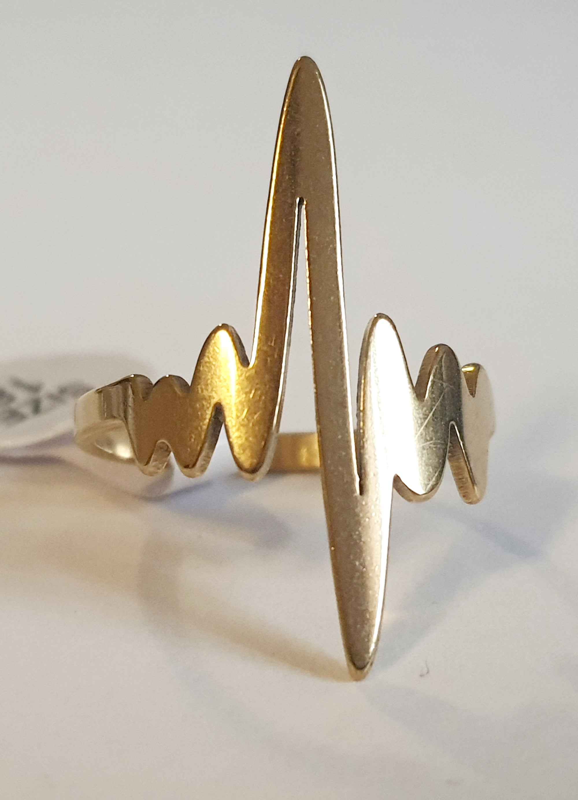 Złoty pierścionek ze stali chirurgicznej, średnica 19 mm, gładki i mocny design