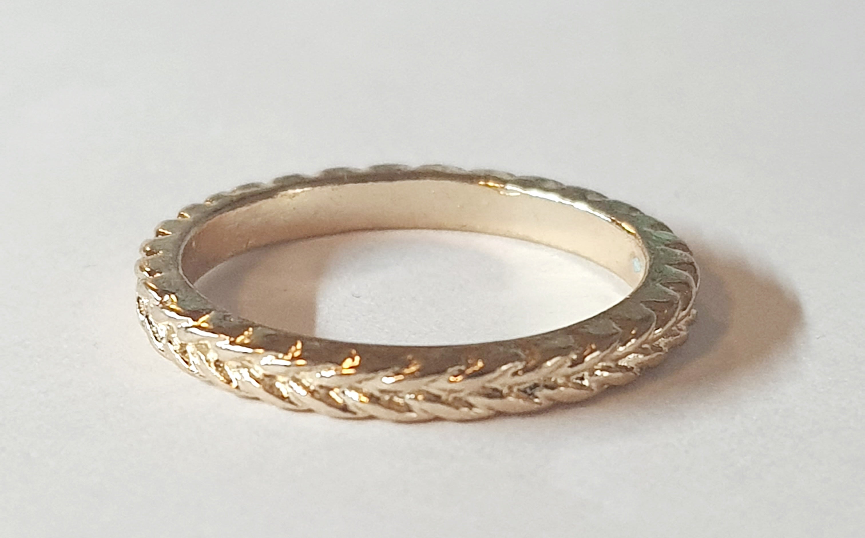 Złota obrączka ze stali chirurgicznej z plecionym tłoczonym wzorem, rozmiar 18 mm, klasyczny połyskliwy pierścionek. Stal nierdzewna, wodoodporne, hipoalergiczne, jakość premium. Rouge Bizu.