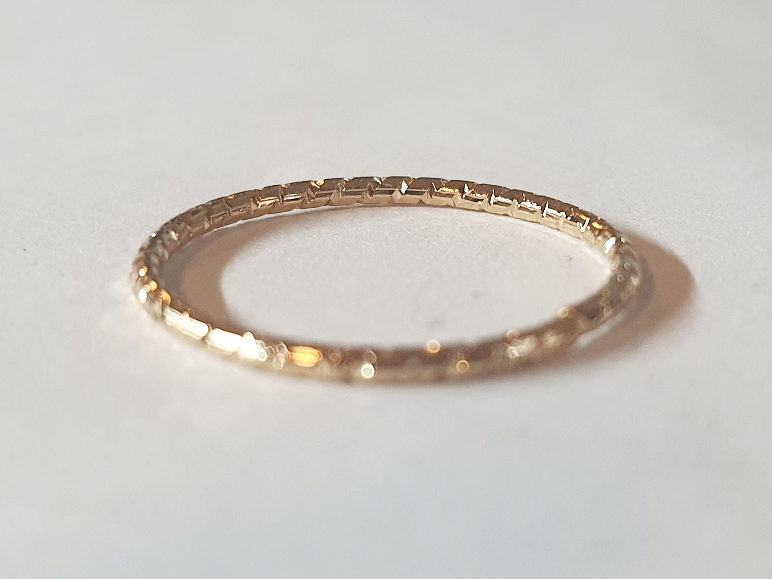 Złota cienka obrączka ze stali chirurgicznej z tłoczoną fakturą, rozmiar 17 mm, połyskliwy pierścionek w stylu minimalistycznym. Stal nierdzewna, wodoodporne, hipoalergiczne, jakość premium. Rouge Bizu.