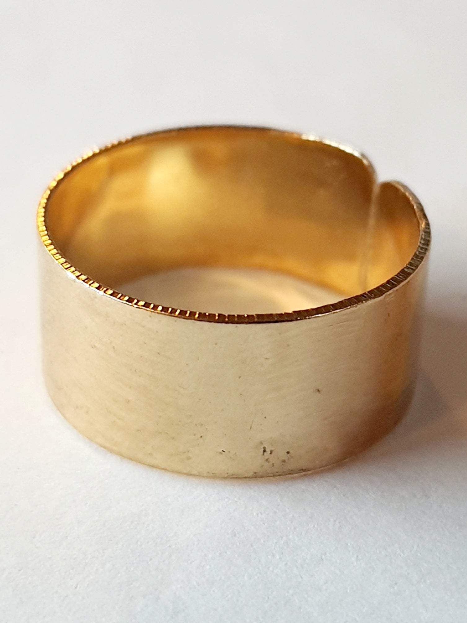 Pierścionek złocony szeroki, stal nierdzewna, minimalistyczny design, rozmiar 17 mm, RougeBizu.