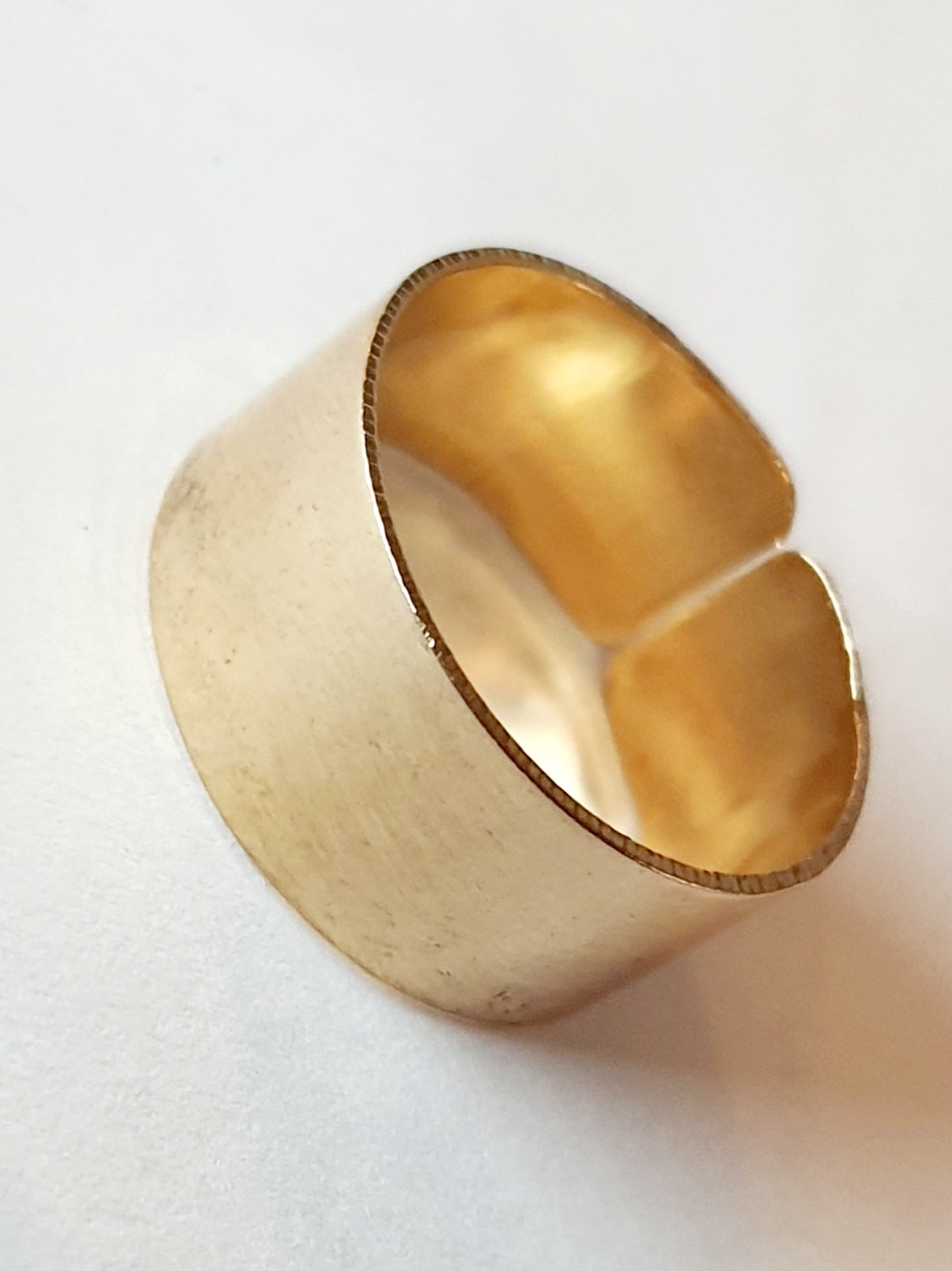 Pierścionek złocony szeroki, stal nierdzewna, minimalistyczny design, rozmiar 17 mm, RougeBizu.