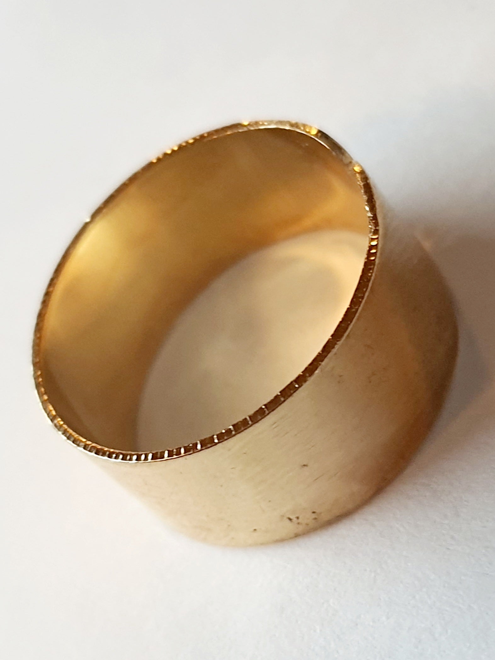Pierścionek złocony szeroki, stal nierdzewna, minimalistyczny design, rozmiar 17 mm, RougeBizu.
