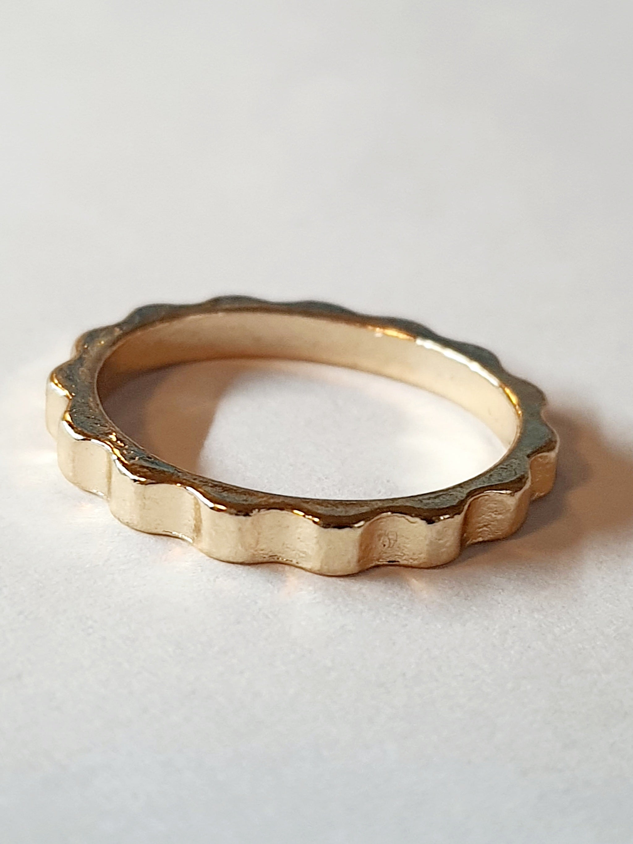 Gold ring with green stones – vintage glamour and elegance