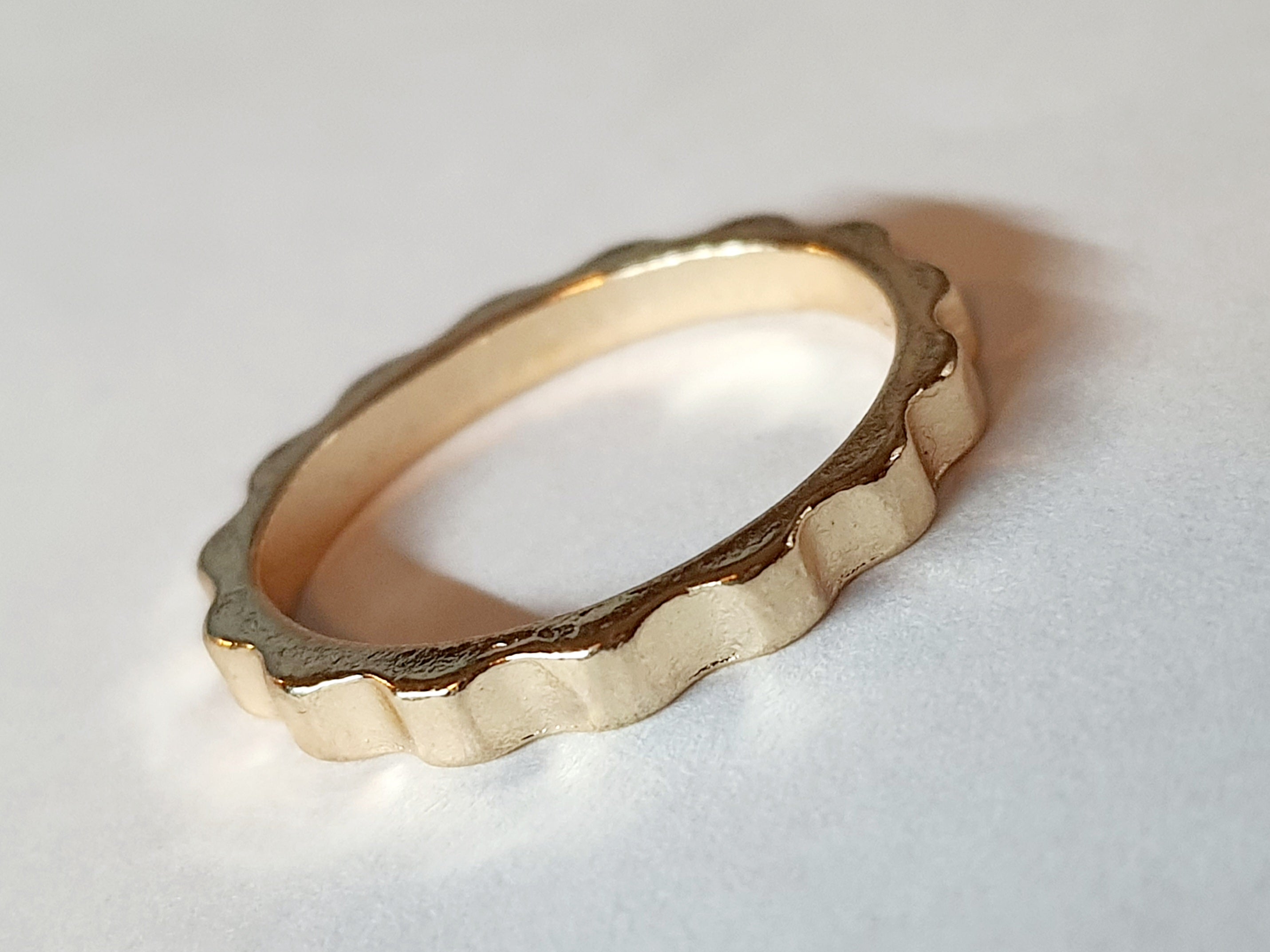 Gold ring with green stones – vintage glamour and elegance