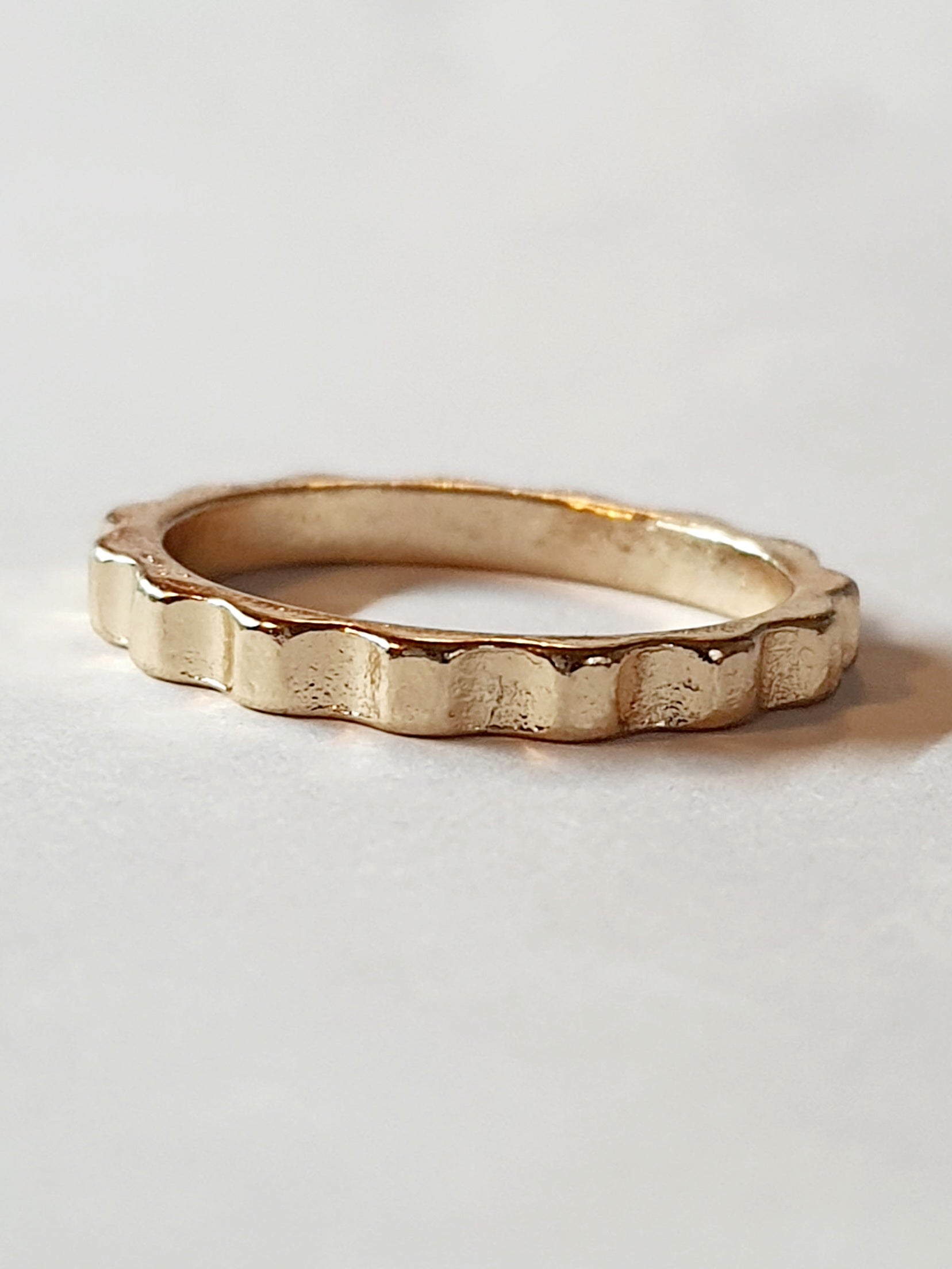 Gold ring with green stones – vintage glamour and elegance