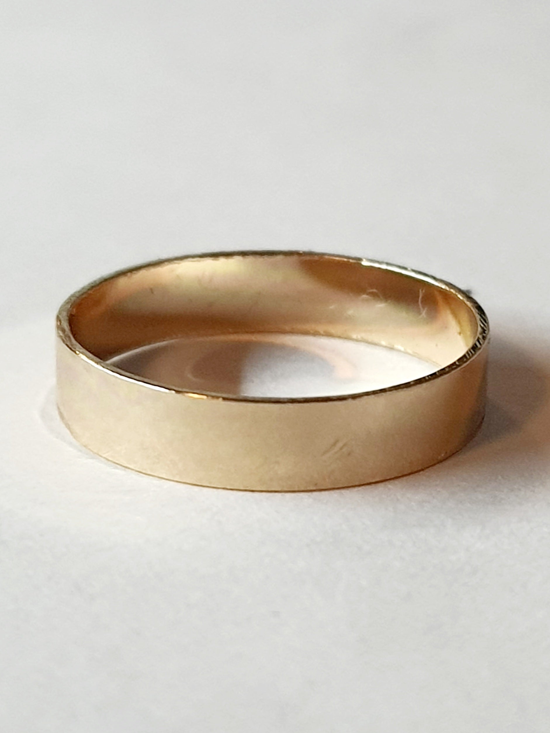 Złota obrączka ze stali chirurgicznej o gładkiej powierzchni, rozmiar 16 mm, minimalistyczna biżuteria w stylu klasycznym, połysk, stal nierdzewna, wodoodporne, hipoalergiczne, jakość premium. Rouge Bizu.