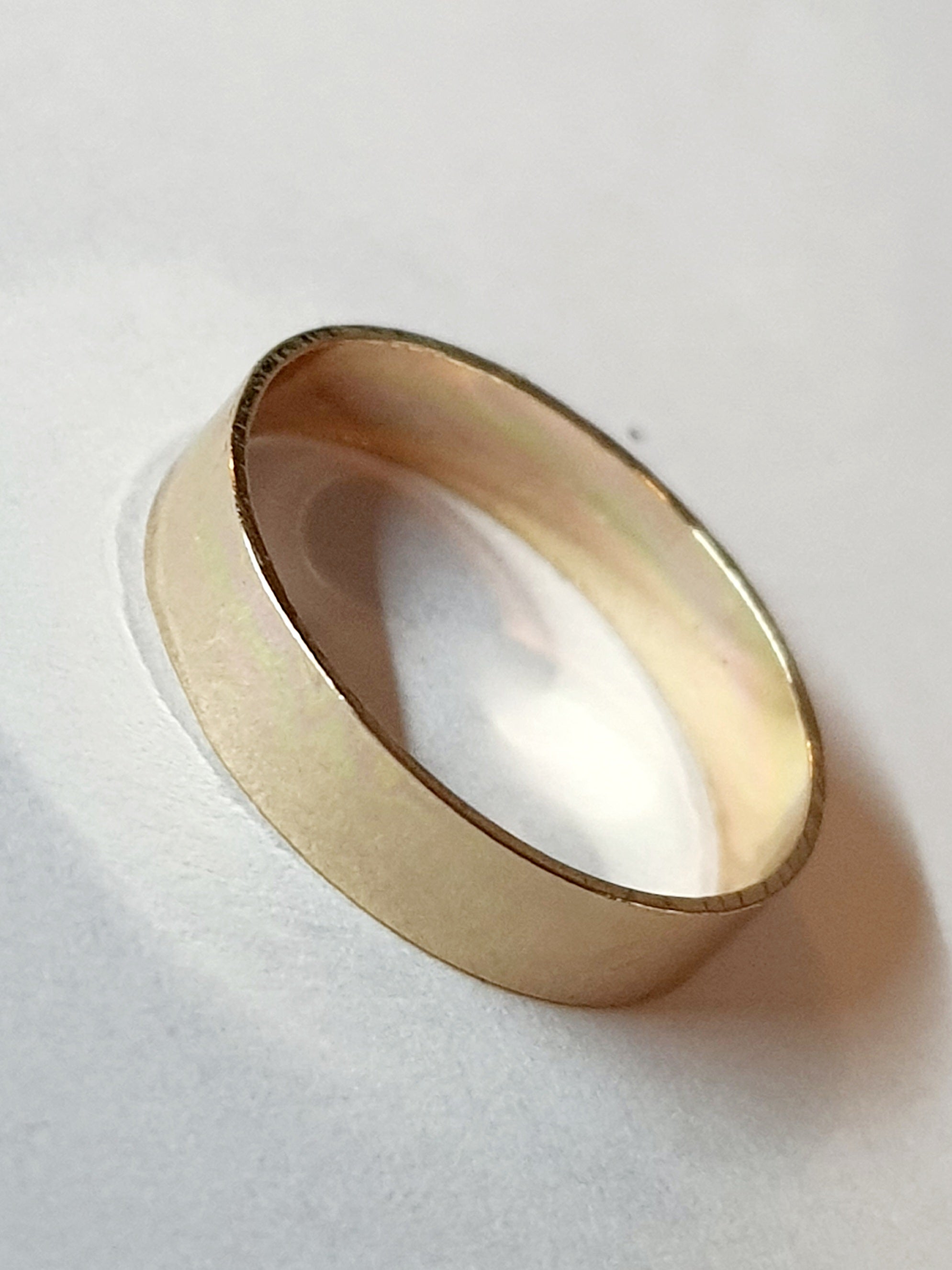Złota obrączka ze stali chirurgicznej o gładkiej powierzchni, rozmiar 16 mm, minimalistyczna biżuteria w stylu klasycznym, połysk, stal nierdzewna, wodoodporne, hipoalergiczne, jakość premium. Rouge Bizu.