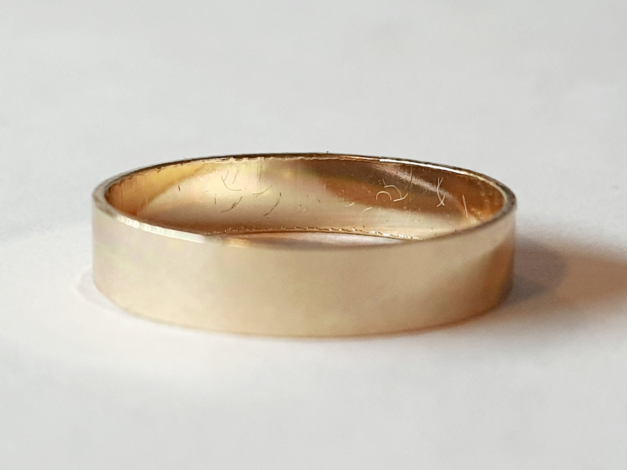 Złota obrączka ze stali chirurgicznej o gładkiej powierzchni, rozmiar 16 mm, minimalistyczna biżuteria w stylu klasycznym, połysk, stal nierdzewna, wodoodporne, hipoalergiczne, jakość premium. Rouge Bizu.