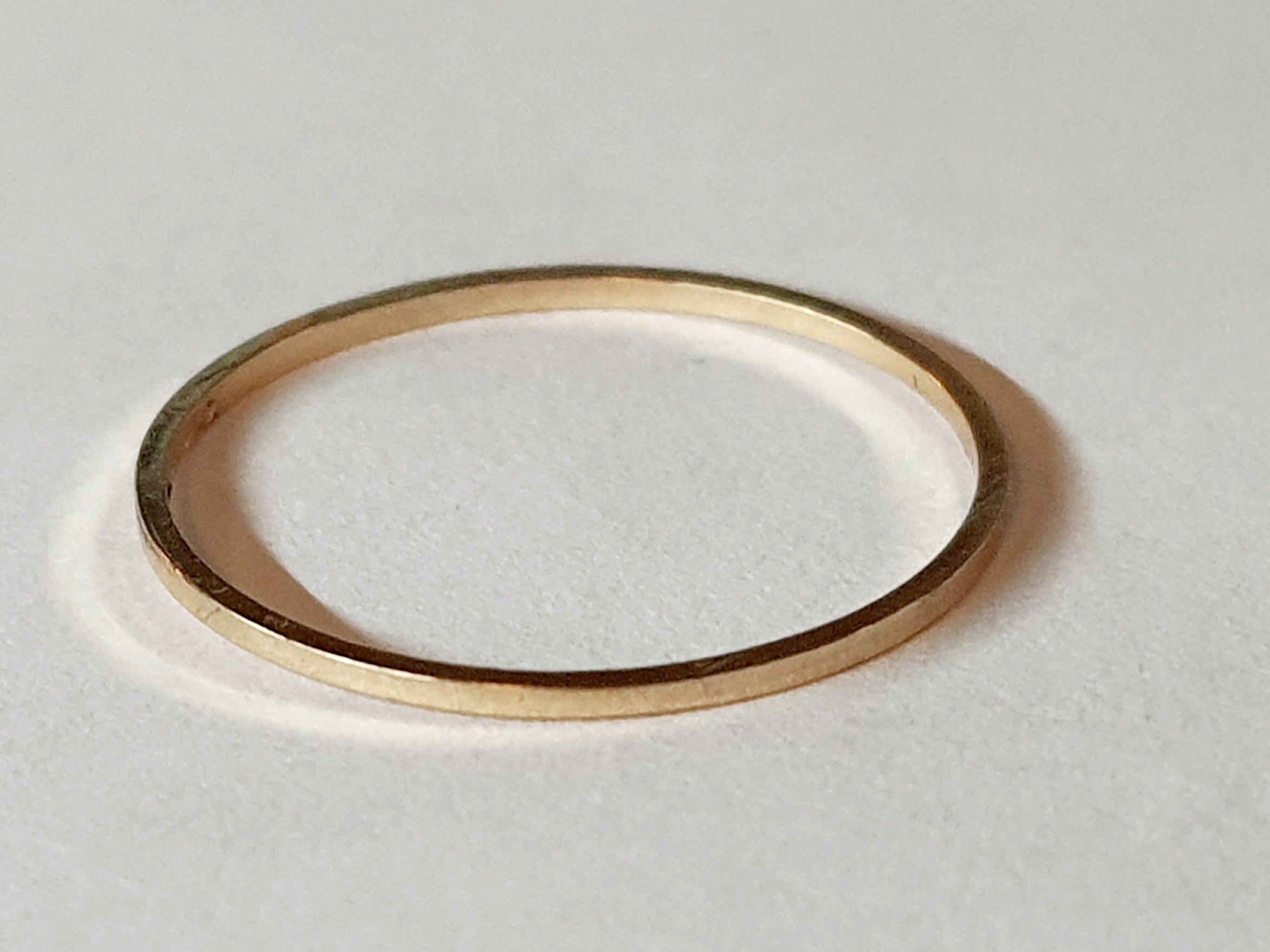 Cienka złota obrączka ze stali chirurgicznej, gładka i połyskliwa, rozmiar 16 mm, minimalistyczny design. Stal nierdzewna, wodoodporne, hipoalergiczne, jakość premium. Rouge Bizu.