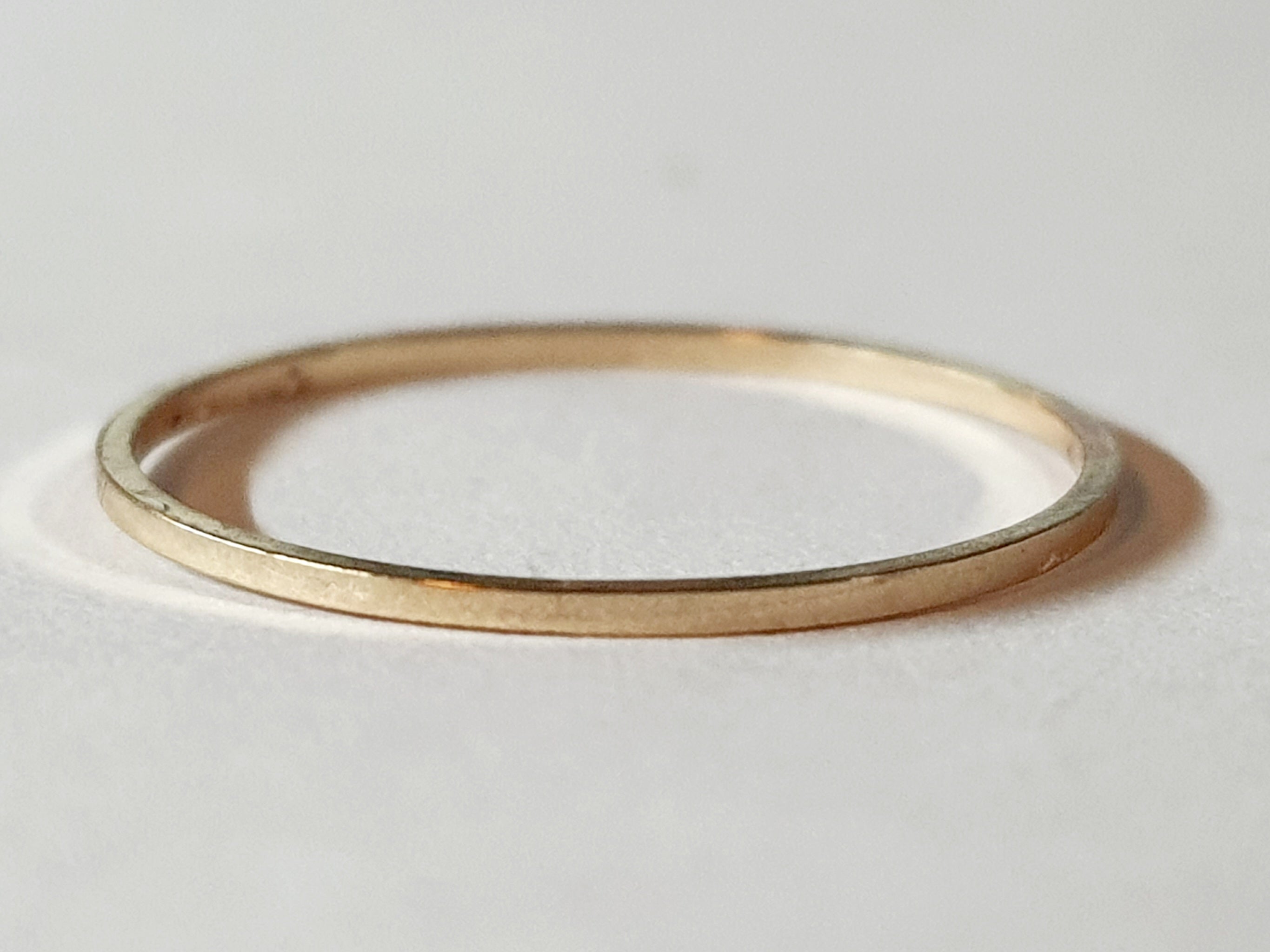 Cienka złota obrączka ze stali chirurgicznej, gładka, połyskliwa, rozmiar 16 mm, minimalistyczny design. Stal nierdzewna, wodoodporne, hipoalergiczne, jakość premium. Rouge Bizu.