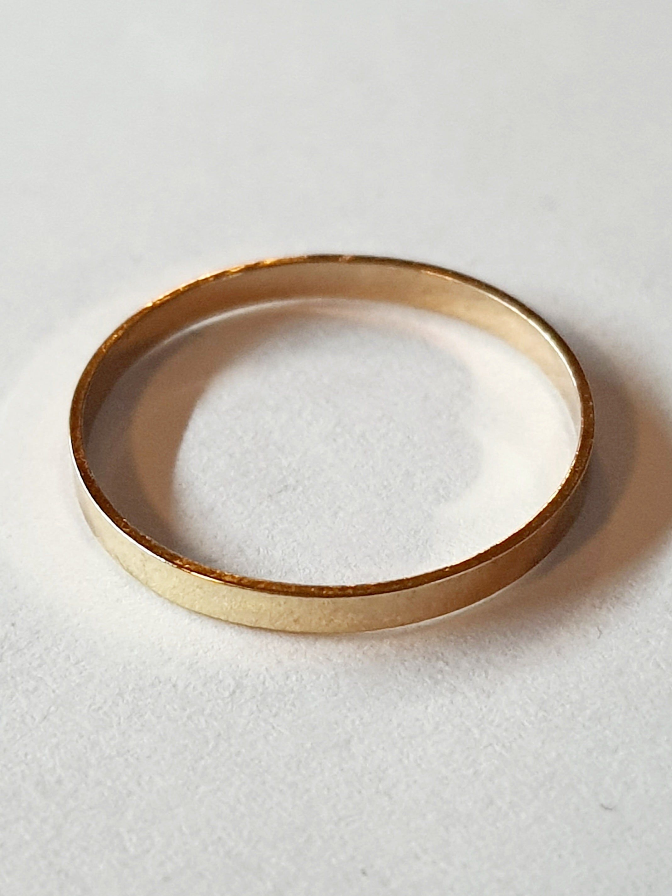 Złota obrączka ze stali chirurgicznej, gładka i połyskliwa, rozmiar 16 mm, klasyczny minimalistyczny pierścionek. Stal nierdzewna, wodoodporne, hipoalergiczne, jakość premium. Rouge Bizu.