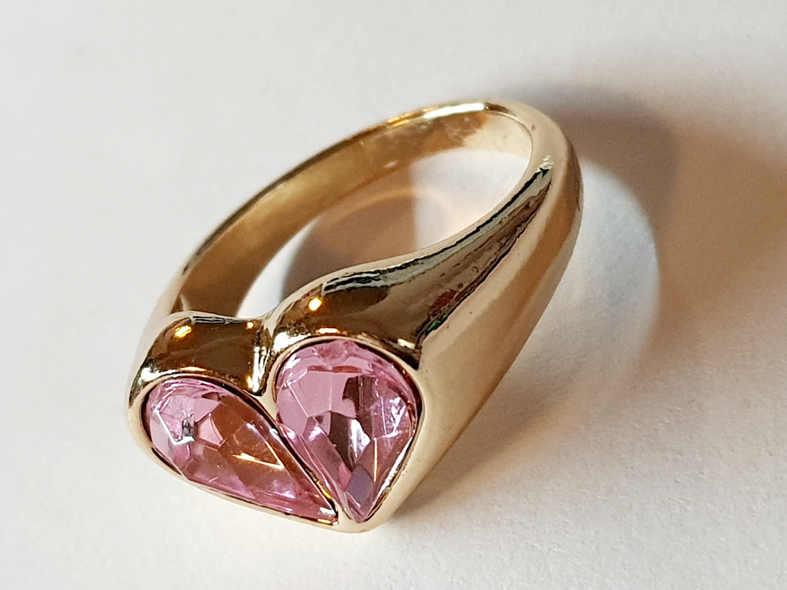 Gold ring with pink hearts – romantic charm and femininity