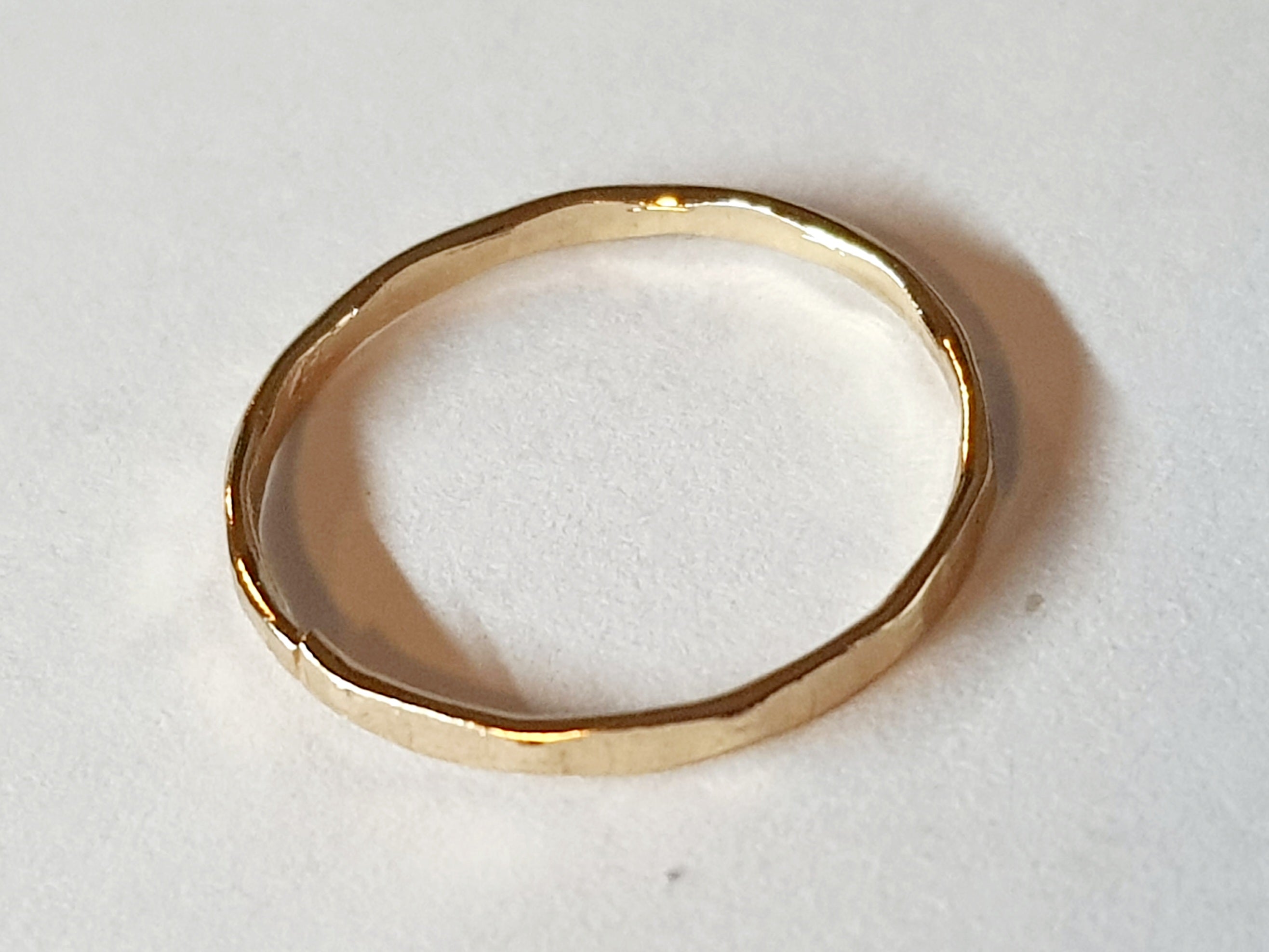 Złota obrączka ze stali chirurgicznej, młotkowana, o nieregularnej powierzchni i połysku, rozmiar 16 mm, minimalistyczny design. Stal nierdzewna, wodoodporne, hipoalergiczne, jakość premium. Rouge Bizu.