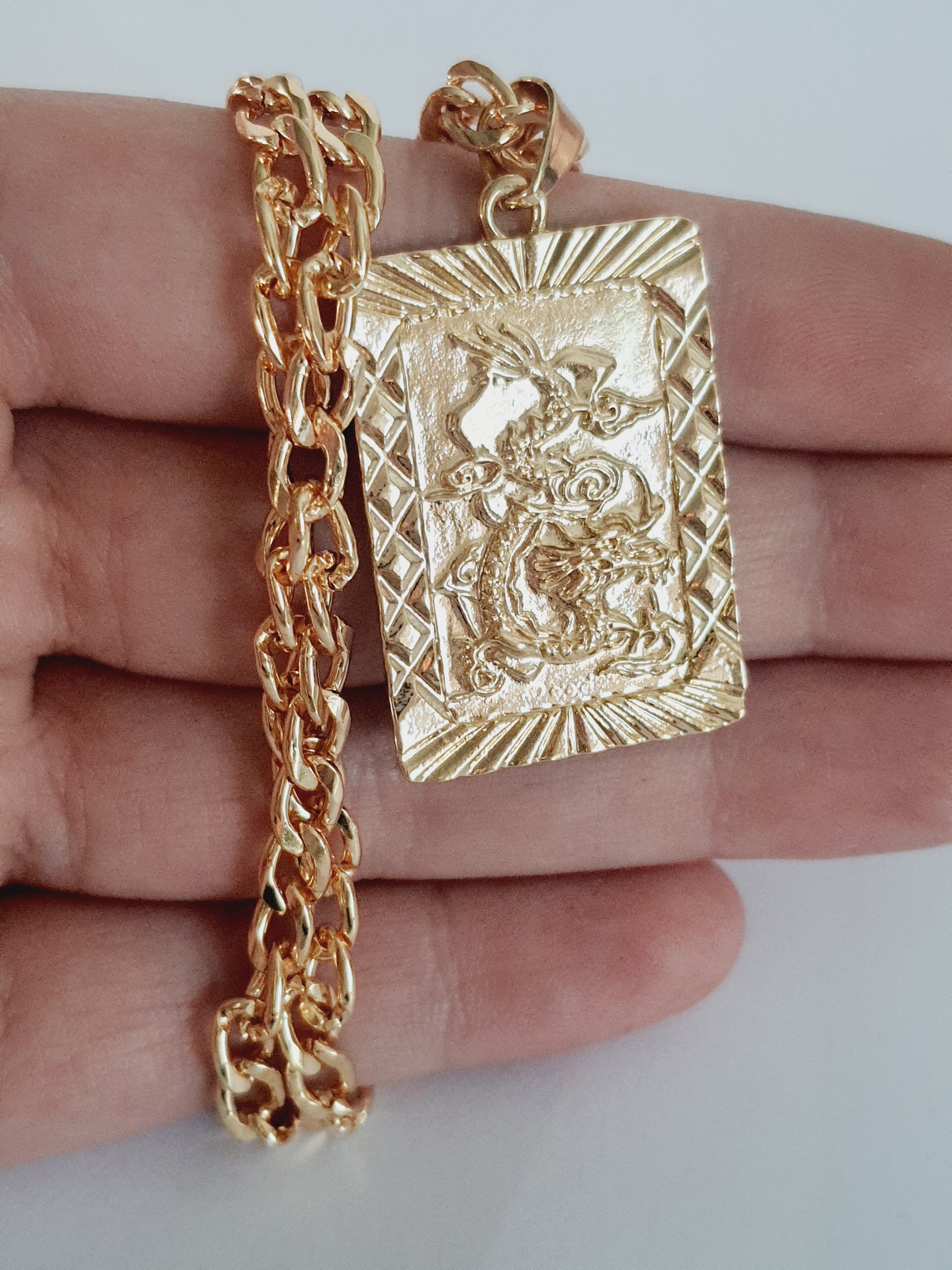 Złoty naszyjnik ze stali nierdzewnej, prostokątna zawieszka z motywem smoka w reliefie, długość 45–50 cm, styl elegancki i symboliczny, RougeBizu.