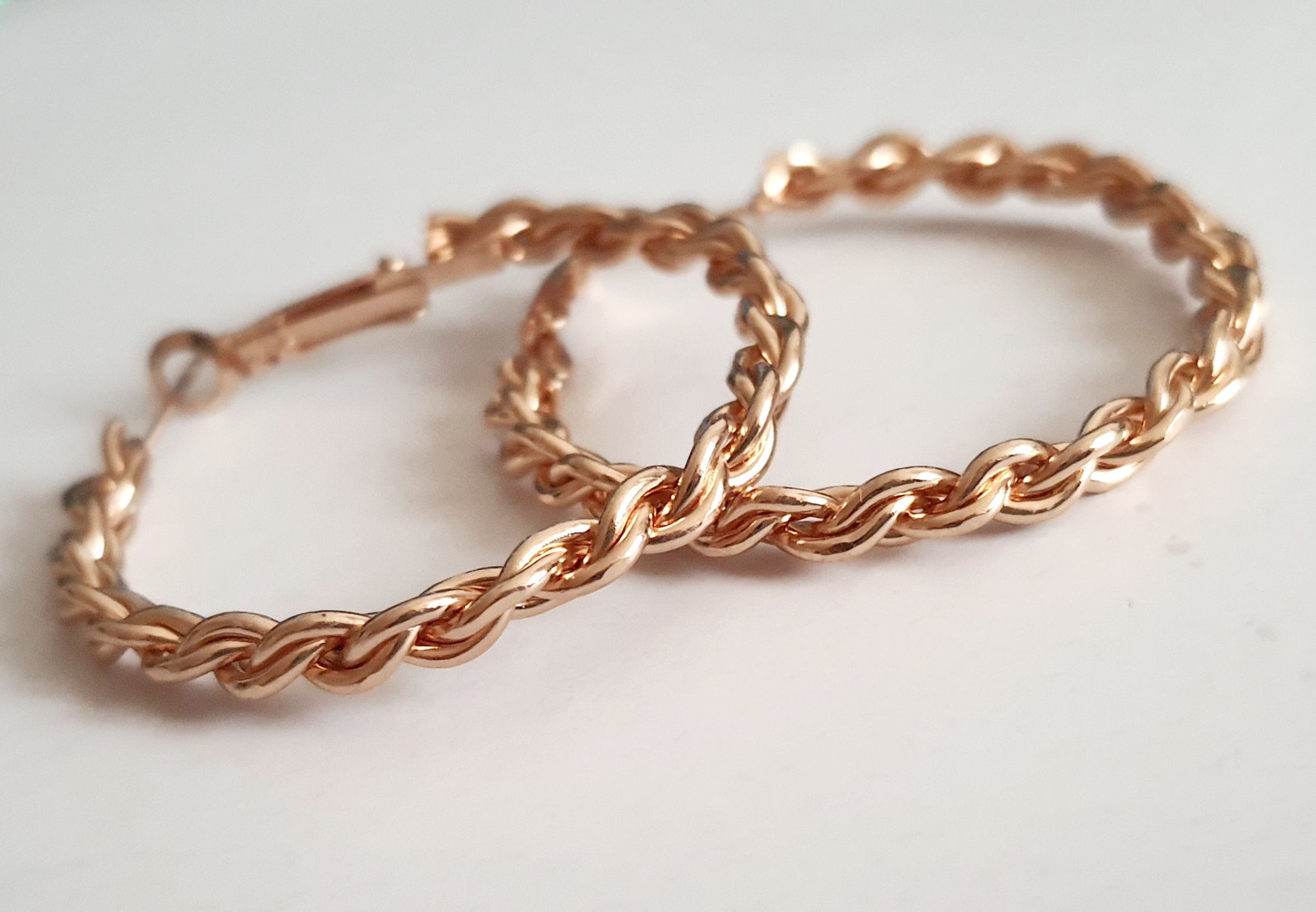 Złote kolczyki plecione hoop ze stali nierdzewnej / chirurgicznej, lekkie koła o średnicy 3,5 cm z efektem skręcanego łańcuszka, elegancka biżuteria w stylu vintage.