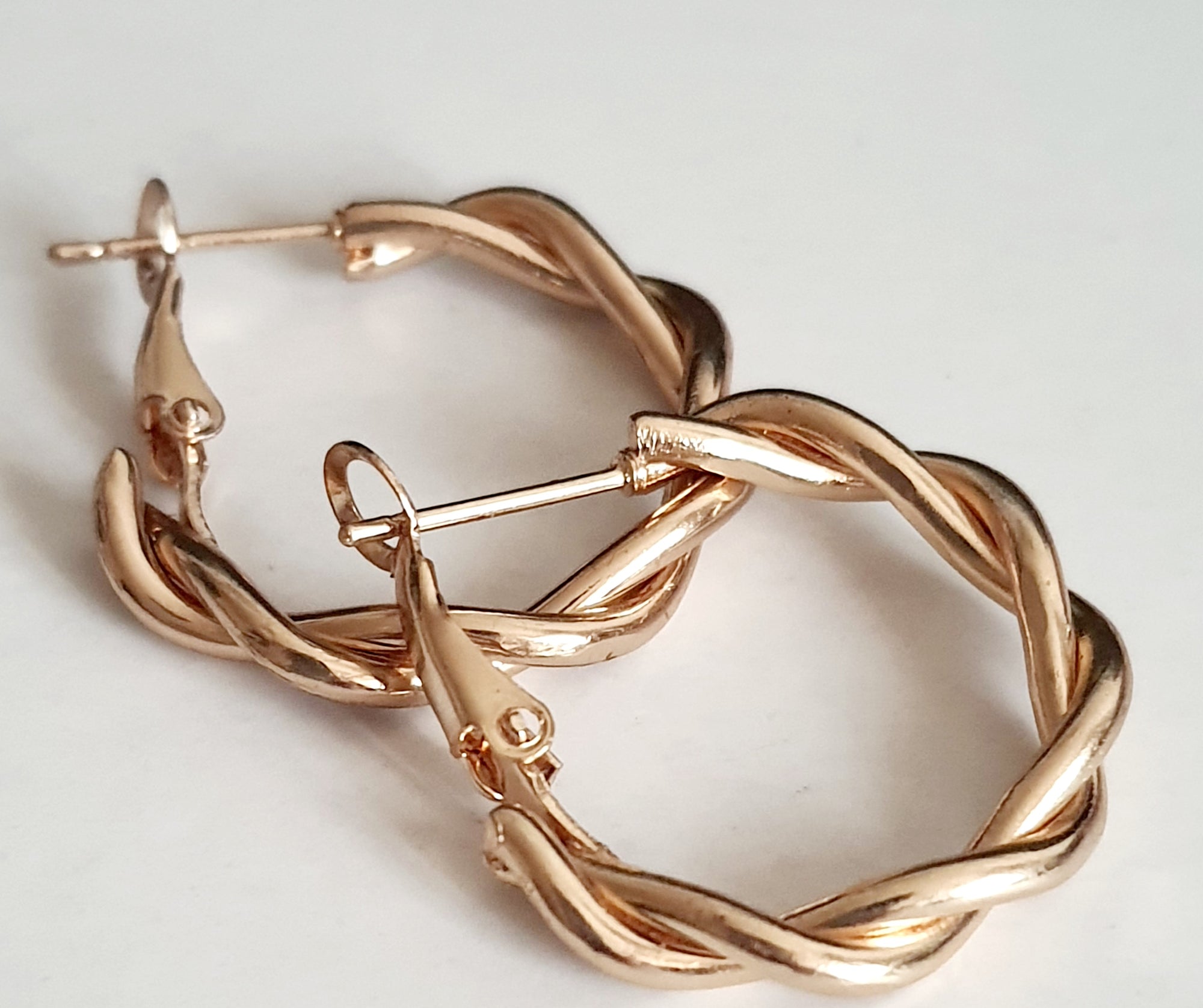 Złote kolczyki plecione ze stali nierdzewnej, eleganckie okrągłe koła o średnicy 2,5 cm, błyszczące, nowoczesne i trwałe, idealne do stylizacji codziennych i wieczorowych