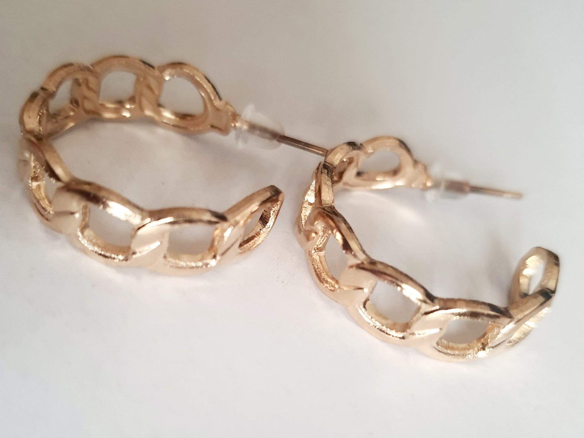 Złote kolczyki chain stal nierdzewna lekkie 2 cm, kolczyki z motywem łańcucha, elegancka biżuteria codzienna, stal chirurgiczna, kolczyki w stylu nowoczesnym