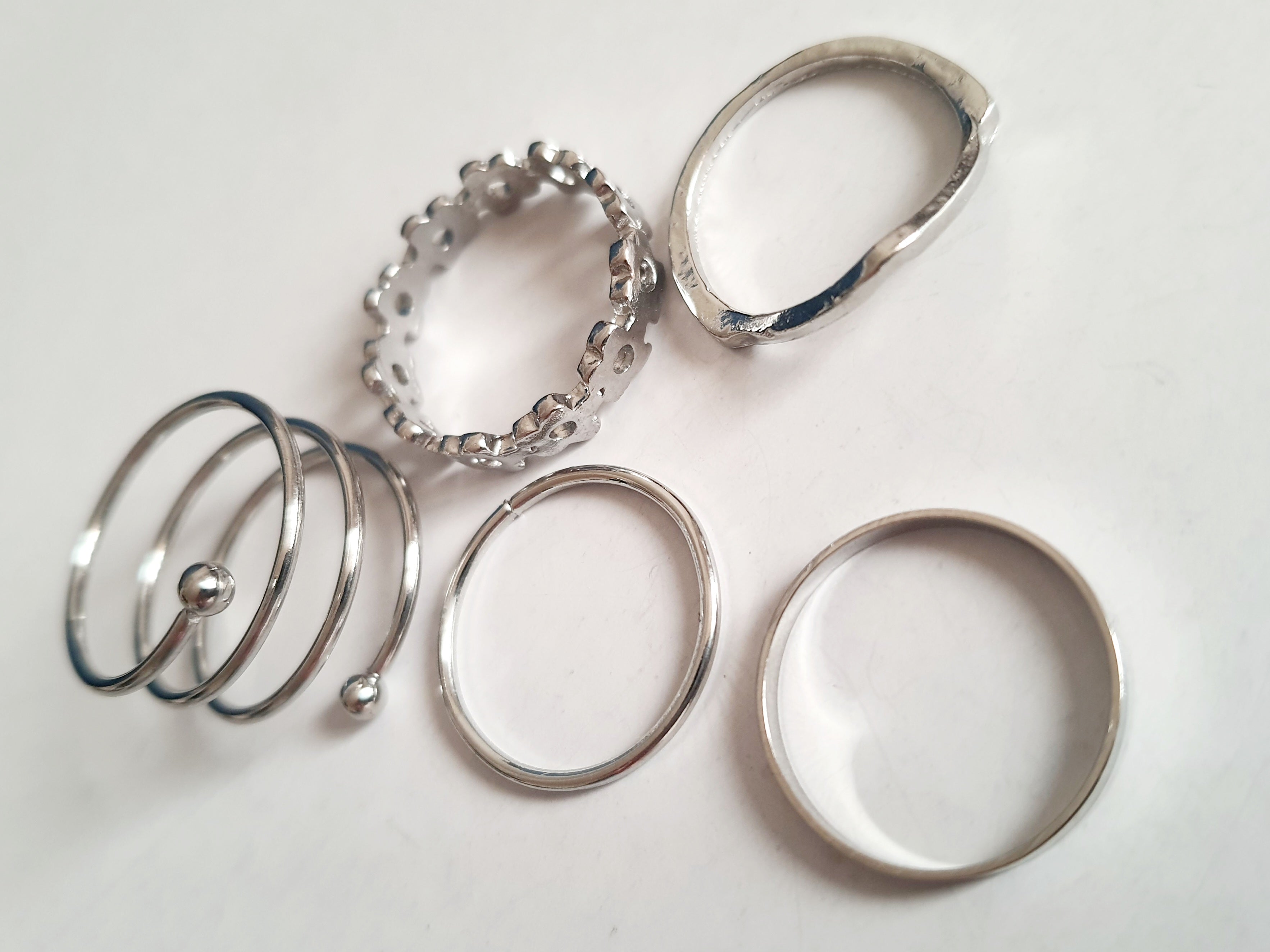 Textured gold ring – minimalist industrial style 18 mm