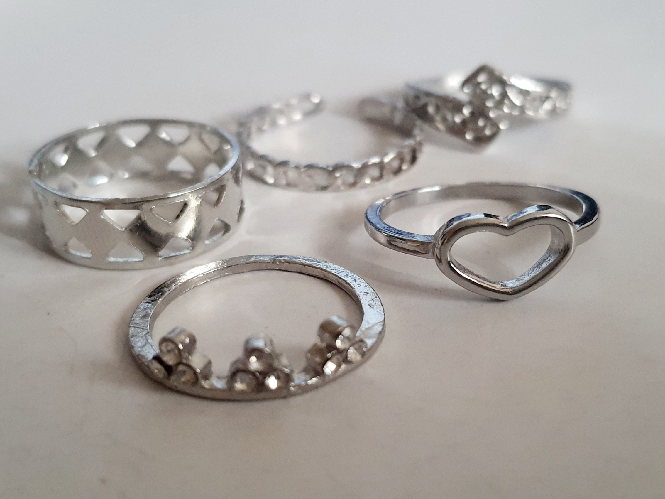Zestaw srebrnych pierścionków 5 sztuk z różnymi wzorami – serce, łańcuszek, ażurowe detale, stal nierdzewna i stal chirurgiczna, rozmiary 15–18 mm, wodoodporne, hipoalergiczne, jakość premium, RougeBizu.