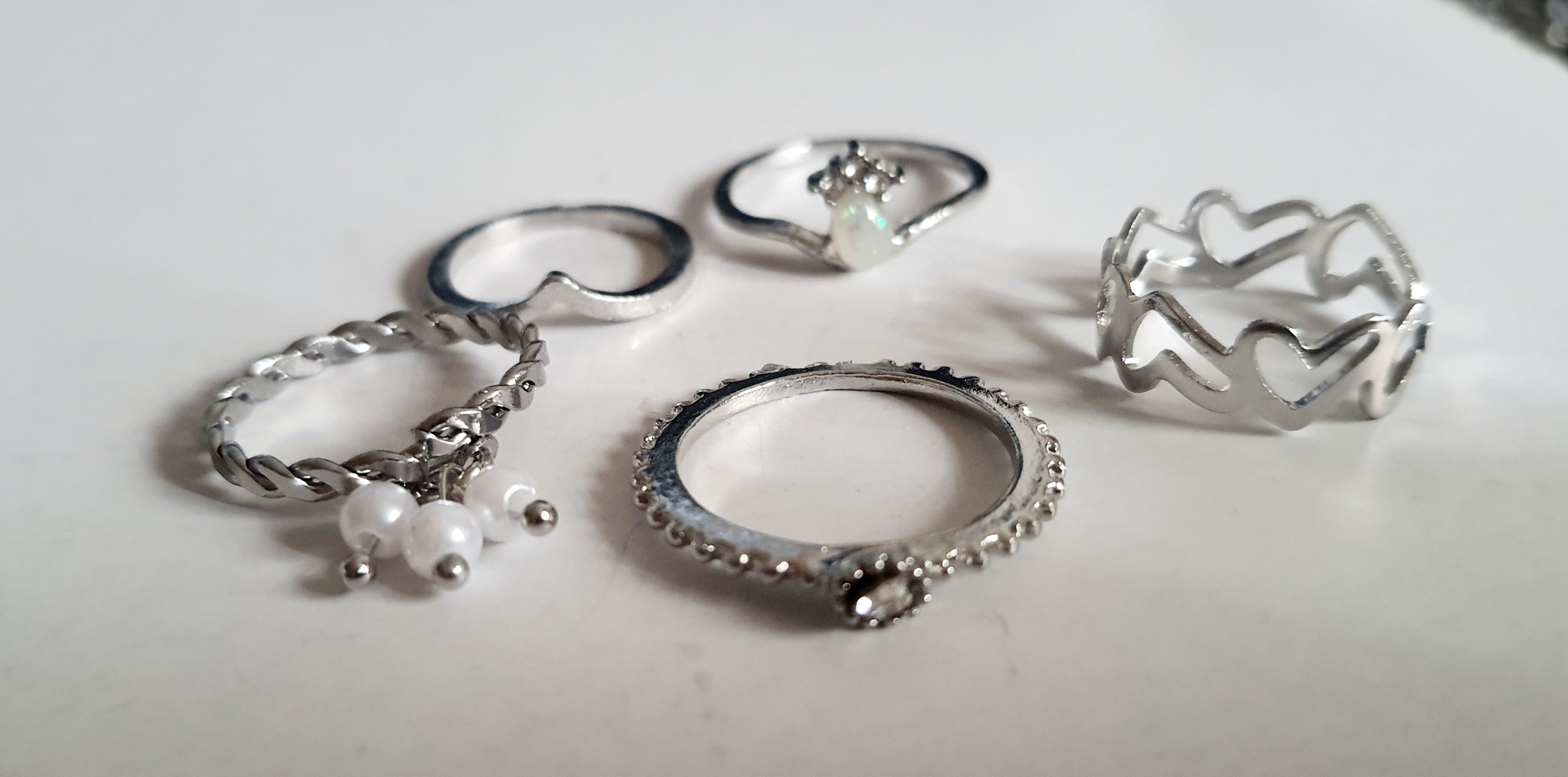 Zestaw srebrnych pierścionków 5 sztuk – serduszka, perełki, falowany, opalizujący kamień, kryształek. Stal nierdzewna i stal chirurgiczna, rozmiary 15–18 mm, wodoodporne, hipoalergiczne, jakość premium, RougeBizu.