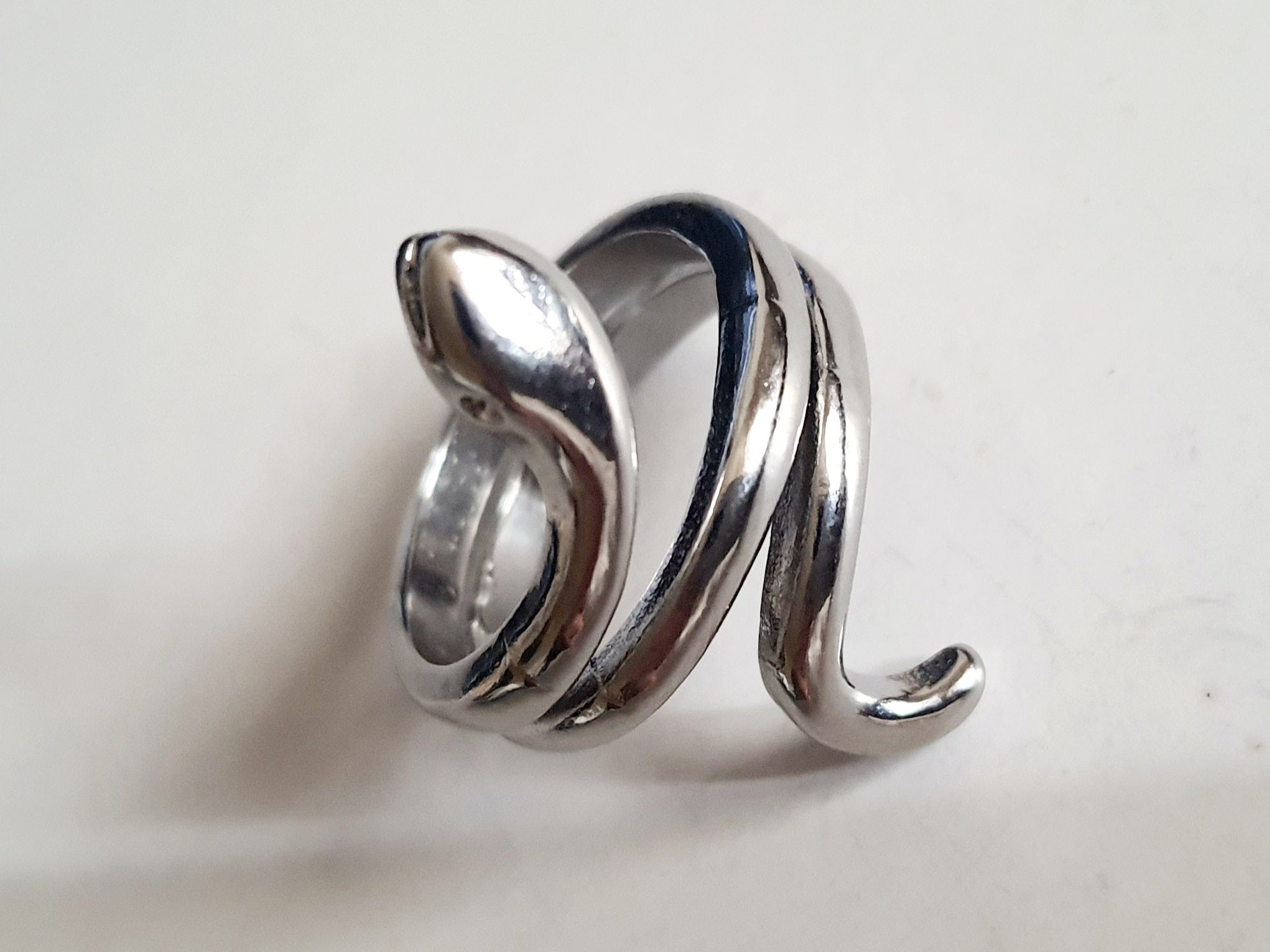 Srebrny pierścionek ze stali nierdzewnej i chirurgicznej w kształcie węża, spiralny design, rozmiar 17 mm. Styl artystyczny i symboliczny. Wodoodporny, hipoalergiczny, jakość premium. Rouge Bizu.
