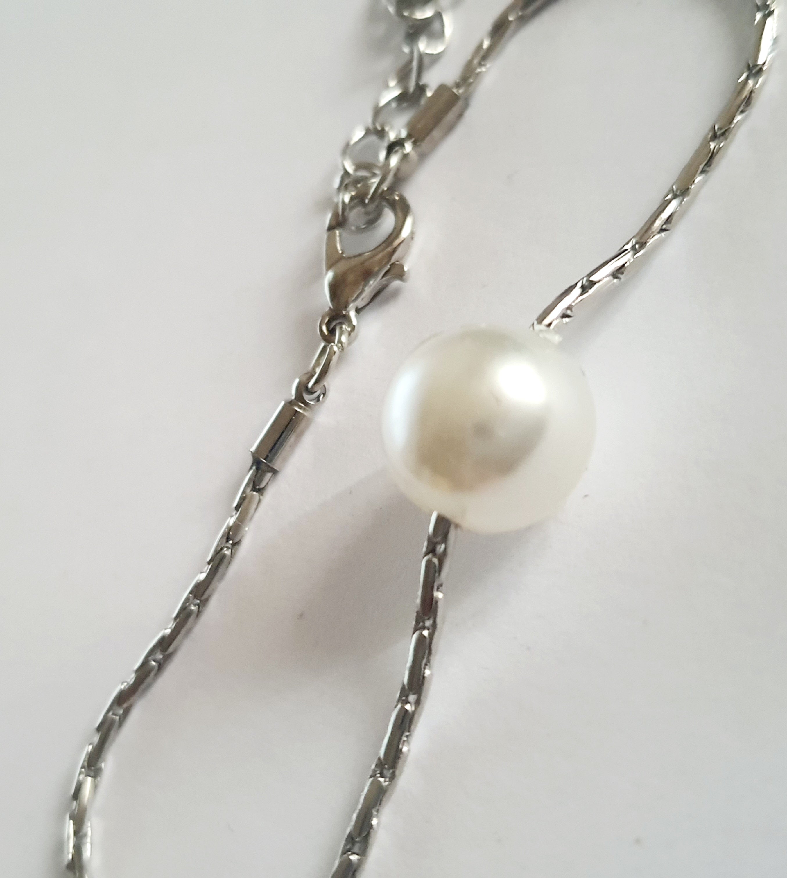 Srebrna bransoletka z dużą białą perłą na środku, elegancka i klasyczna. Stal nierdzewna, stal chirurgiczna, wodoodporne, hipoalergiczne, jakość premium, Rouge Bizu.