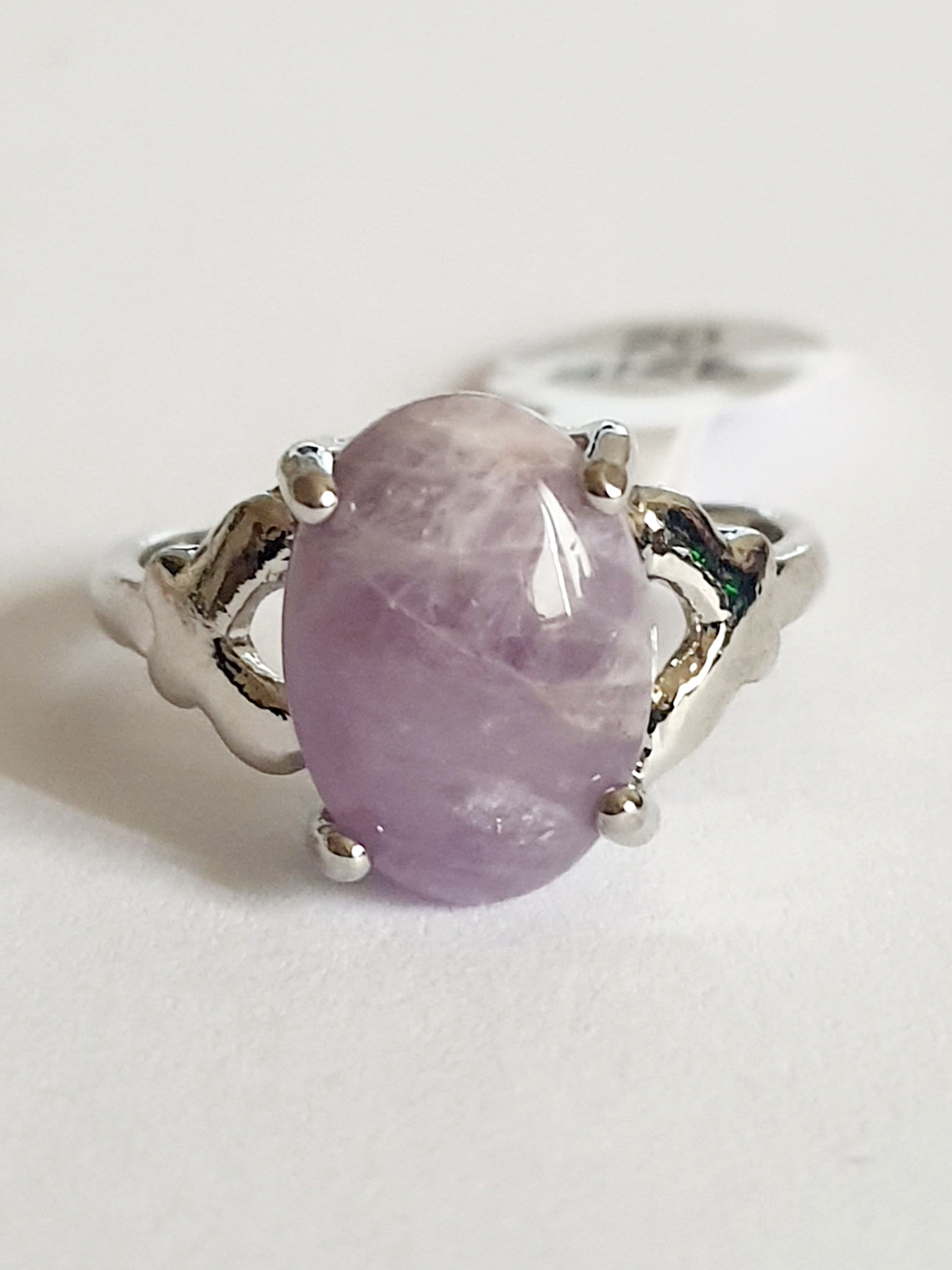 Pierścionek ze stali nierdzewnej z jasnofioletowym kamieniem typu ametyst, srebrna oprawa z delikatnym, organicznym wycięciem. Styl romantyczny i vintage. Rozmiar 20 mm. Rouge Bizu.