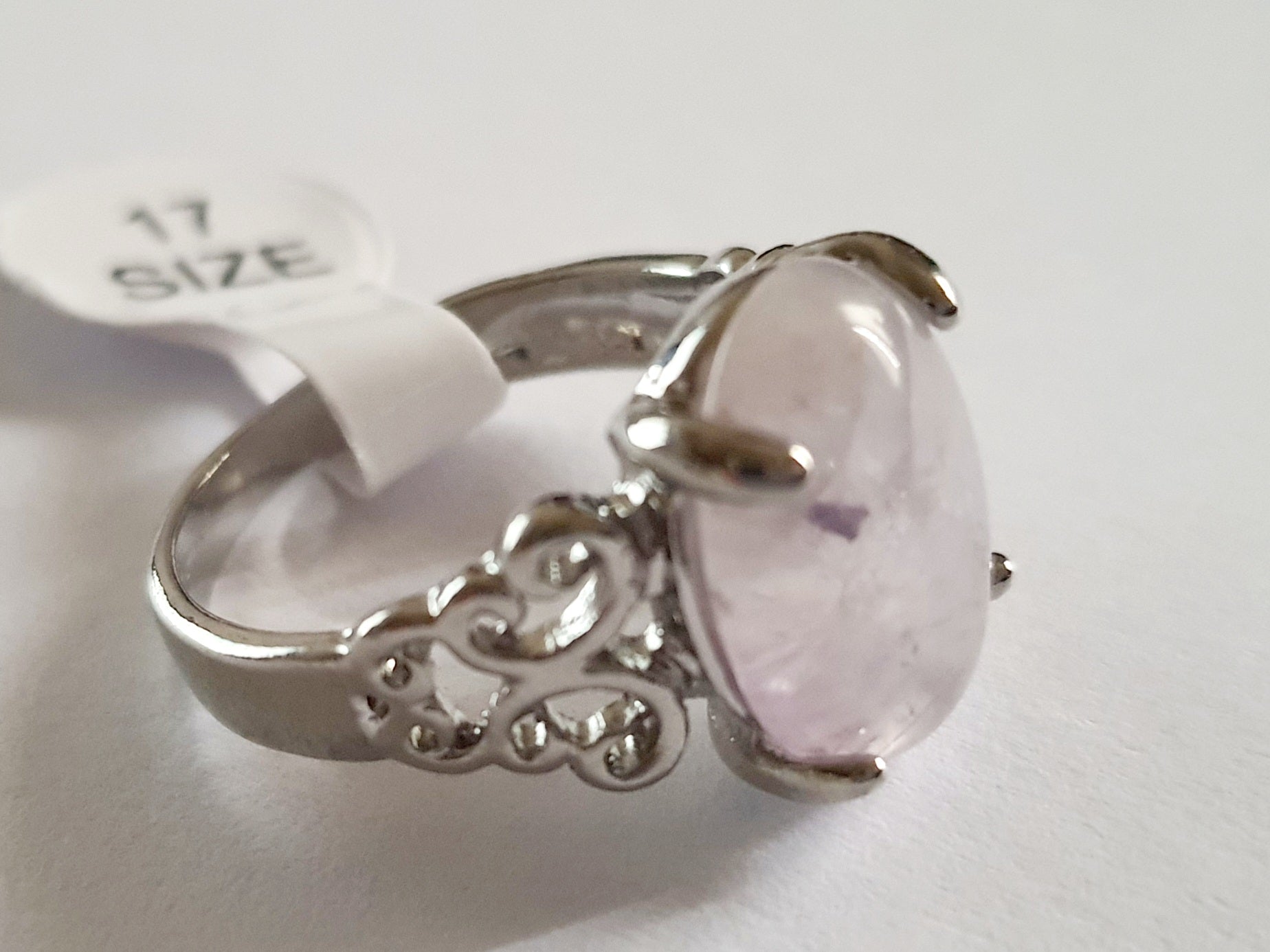 Pierścionek srebrny, rozmiar 17 mm, z dużym jasnoróżowym kamieniem i ozdobną obrączką o misternym wzorze vintage. Styl romantyczny. Rouge bizu