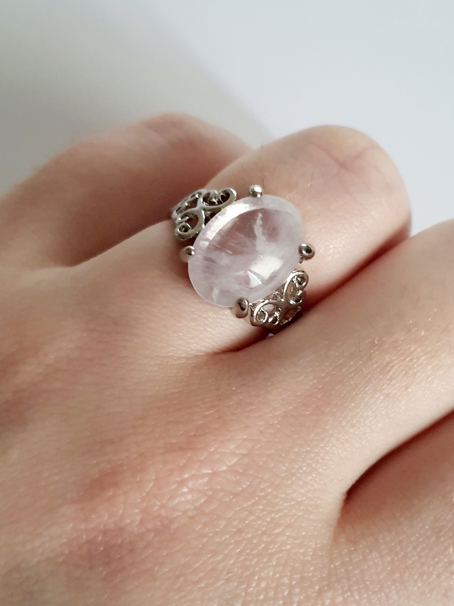 Pierścionek srebrny, rozmiar 17 mm, z dużym jasnoróżowym kamieniem i ozdobną obrączką o misternym wzorze vintage. Styl romantyczny. Rouge bizu