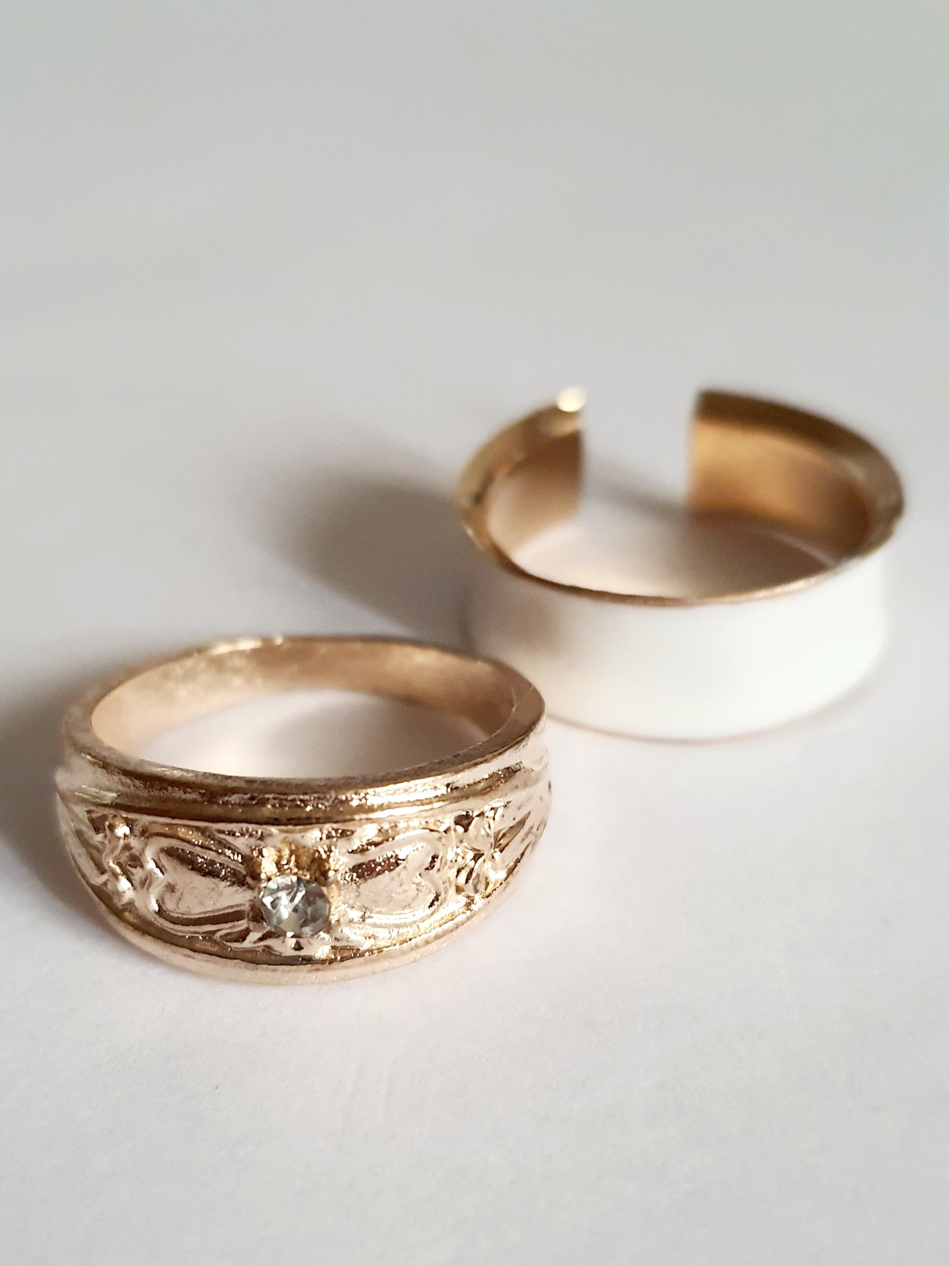 Zestaw 2 złotych pierścionków ze stali nierdzewnej i chirurgicznej, elegancki duet w minimalistycznym stylu, rozmiar 17 mm. Wodoodporne, hipoalergiczne, jakość premium. Rouge Bizu.