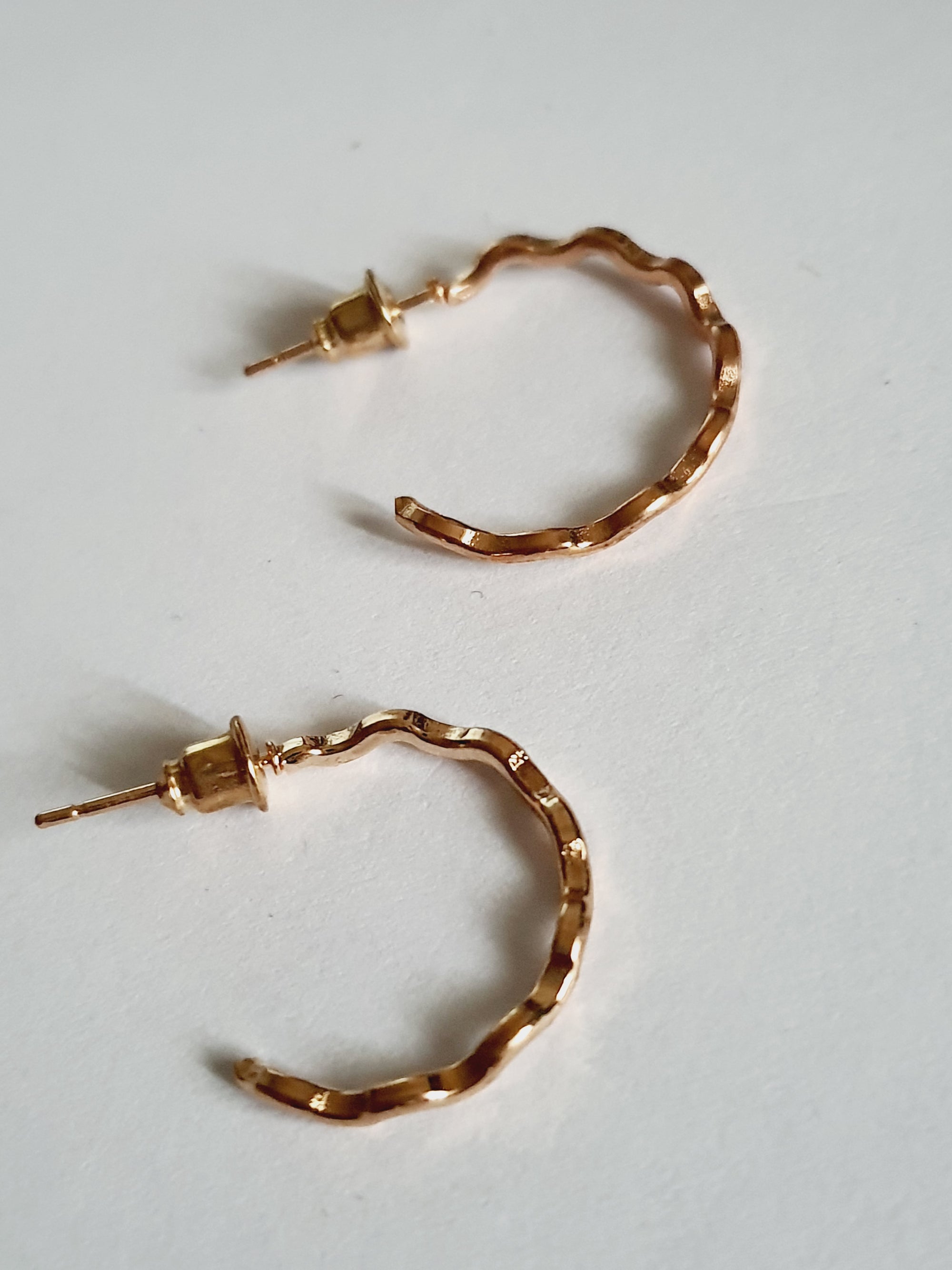Gold hoop earrings 2 cm – classic and lightweight