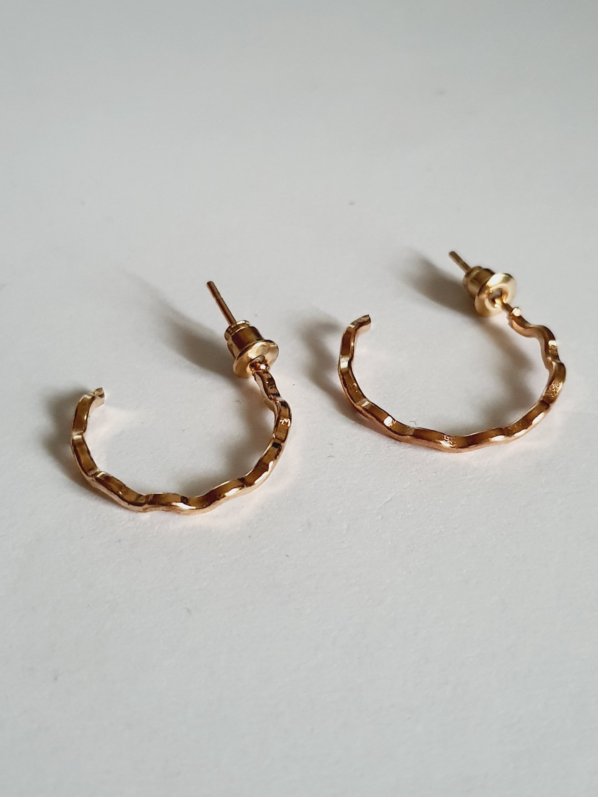Gold hoop earrings 2 cm – classic and lightweight