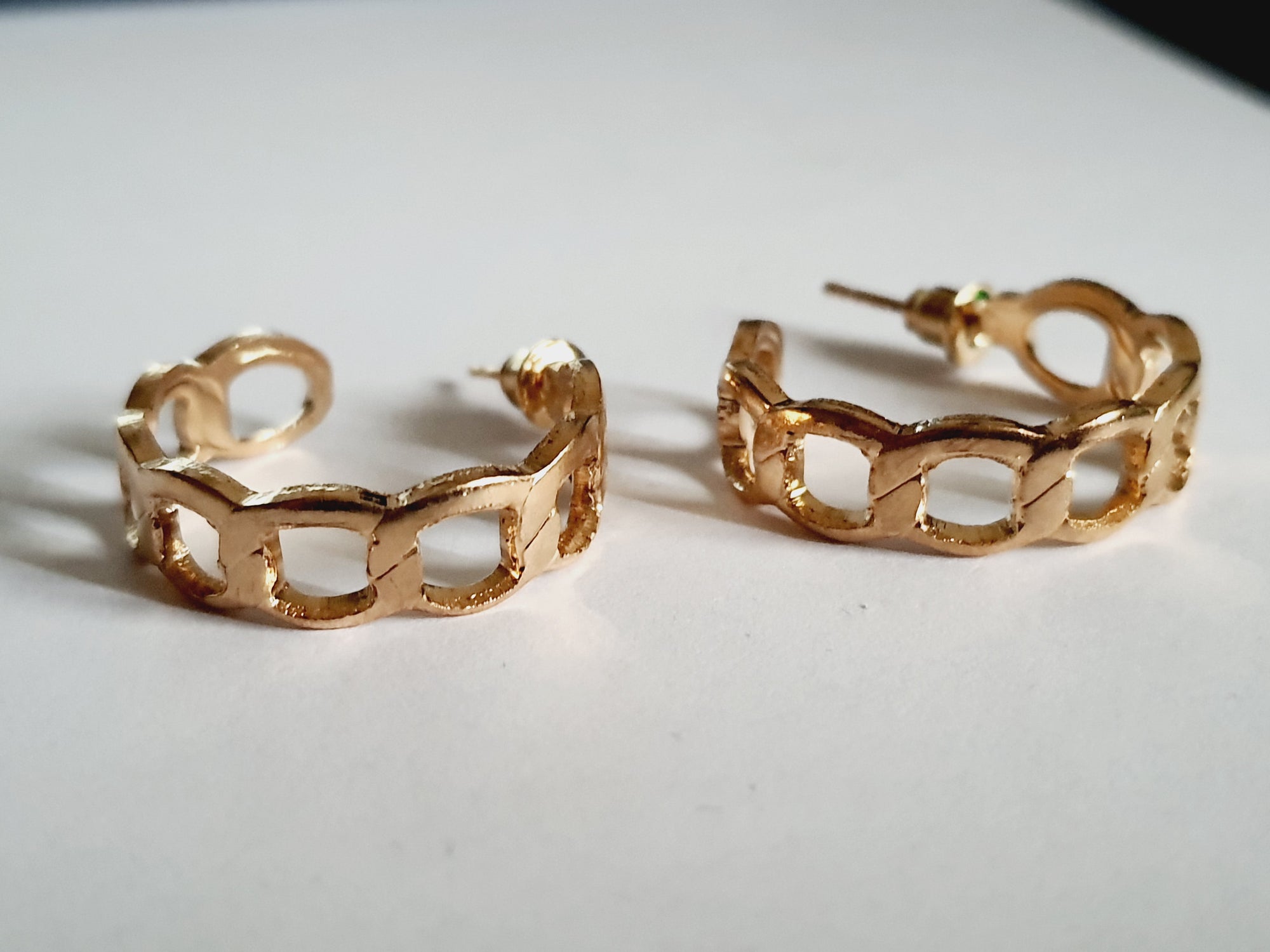 Złote kolczyki 2,5 cm ze stali chirurgicznej – minimalistyczna elegancja w geometrycznym stylu
