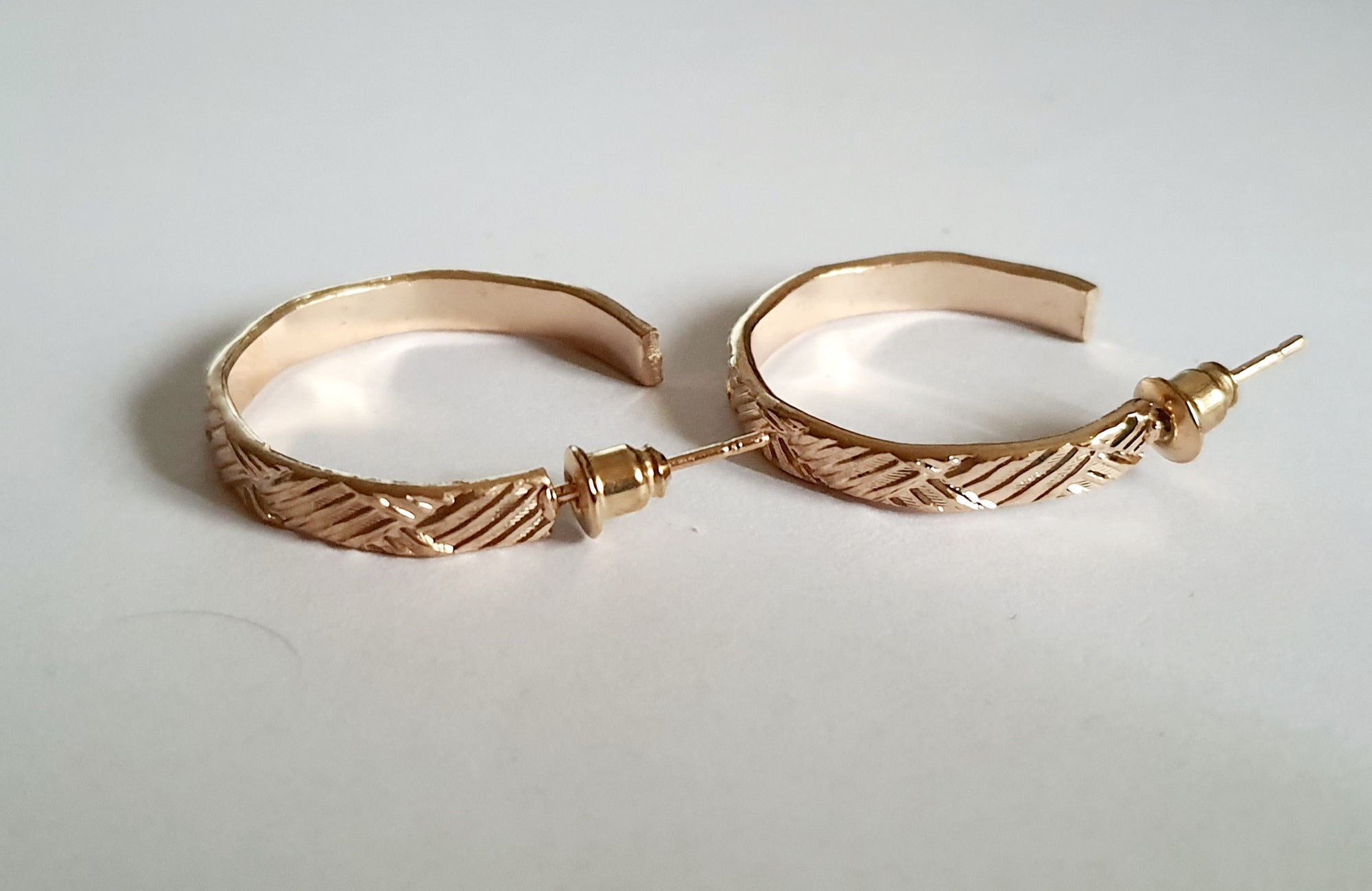 Złote kolczyki kółka 2,5 cm ze stali chirurgicznej – elegancki i klasyczny model