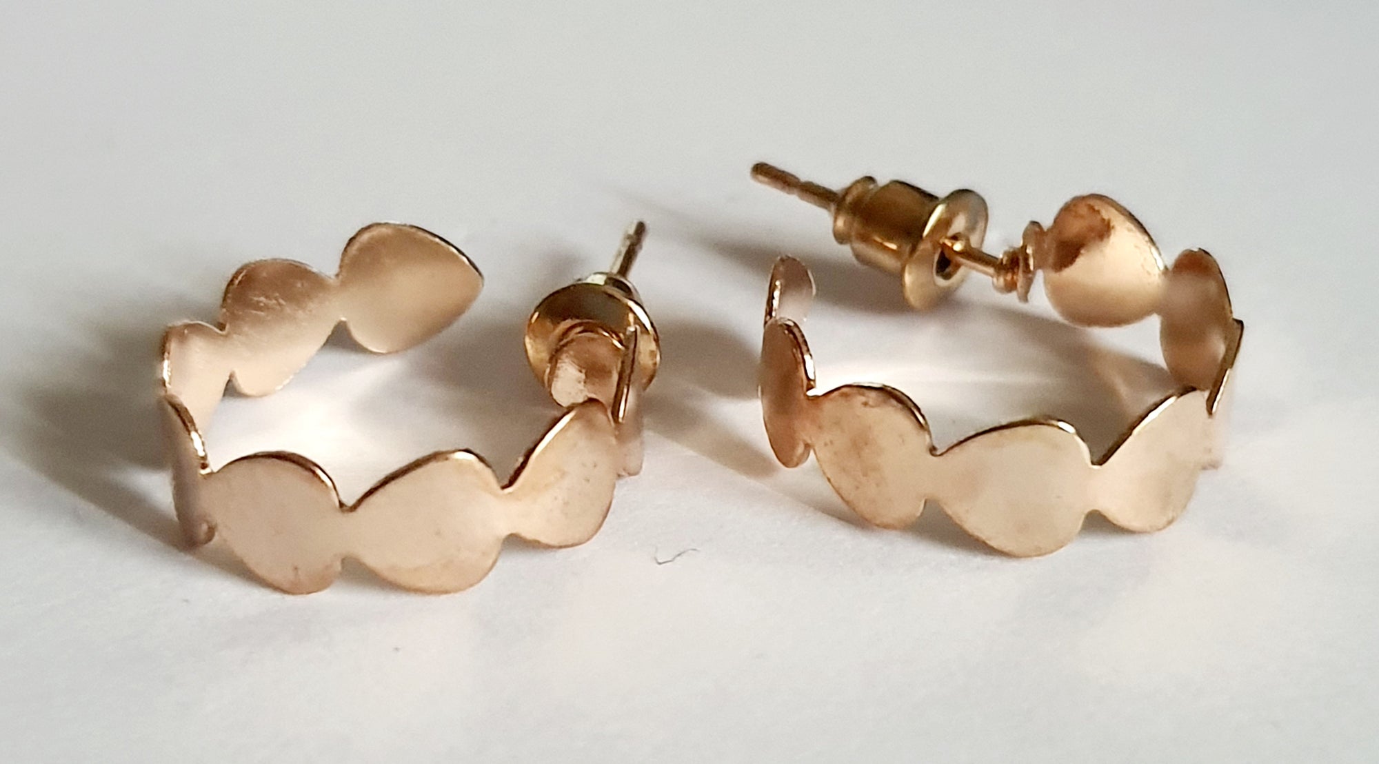 Złote kolczyki serduszka 2 cm ze stali chirurgicznej – urocze i eleganckie