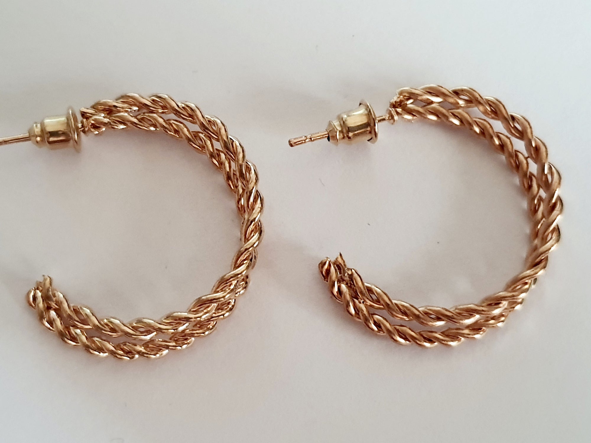 Złote kolczyki koła 2,5 cm – lekkie i ponadczasowe
