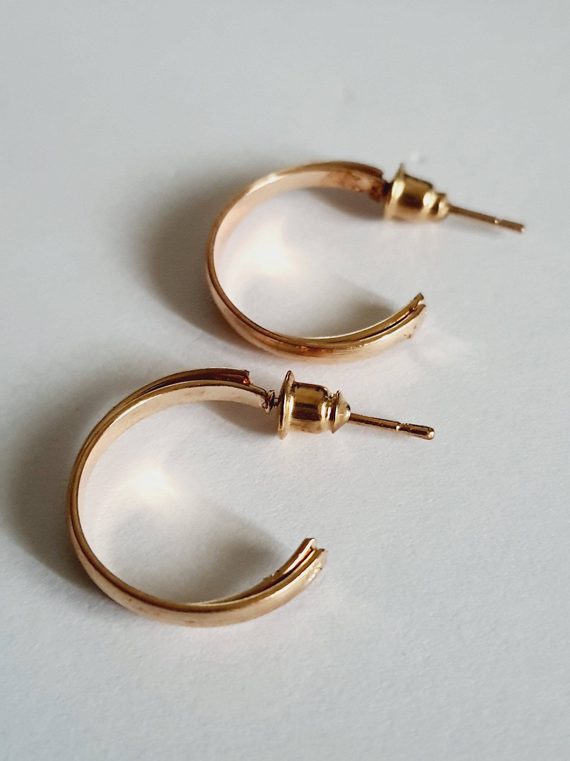 Złote kolczyki kółka 2 cm ze stali chirurgicznej – klasyczne, minimalistyczne, eleganckie