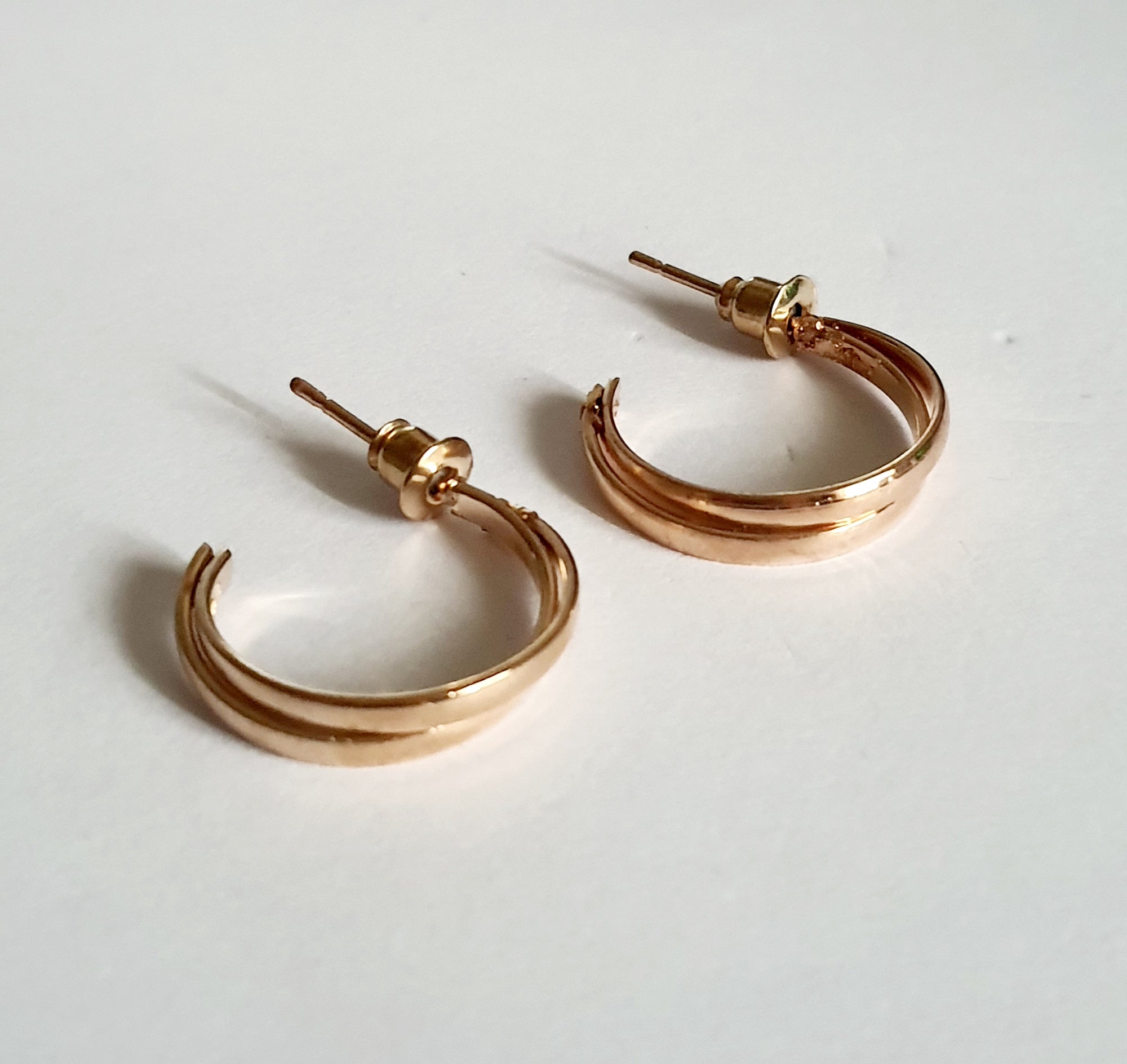 Złote kolczyki kółka 2 cm – elegancja na co dzień