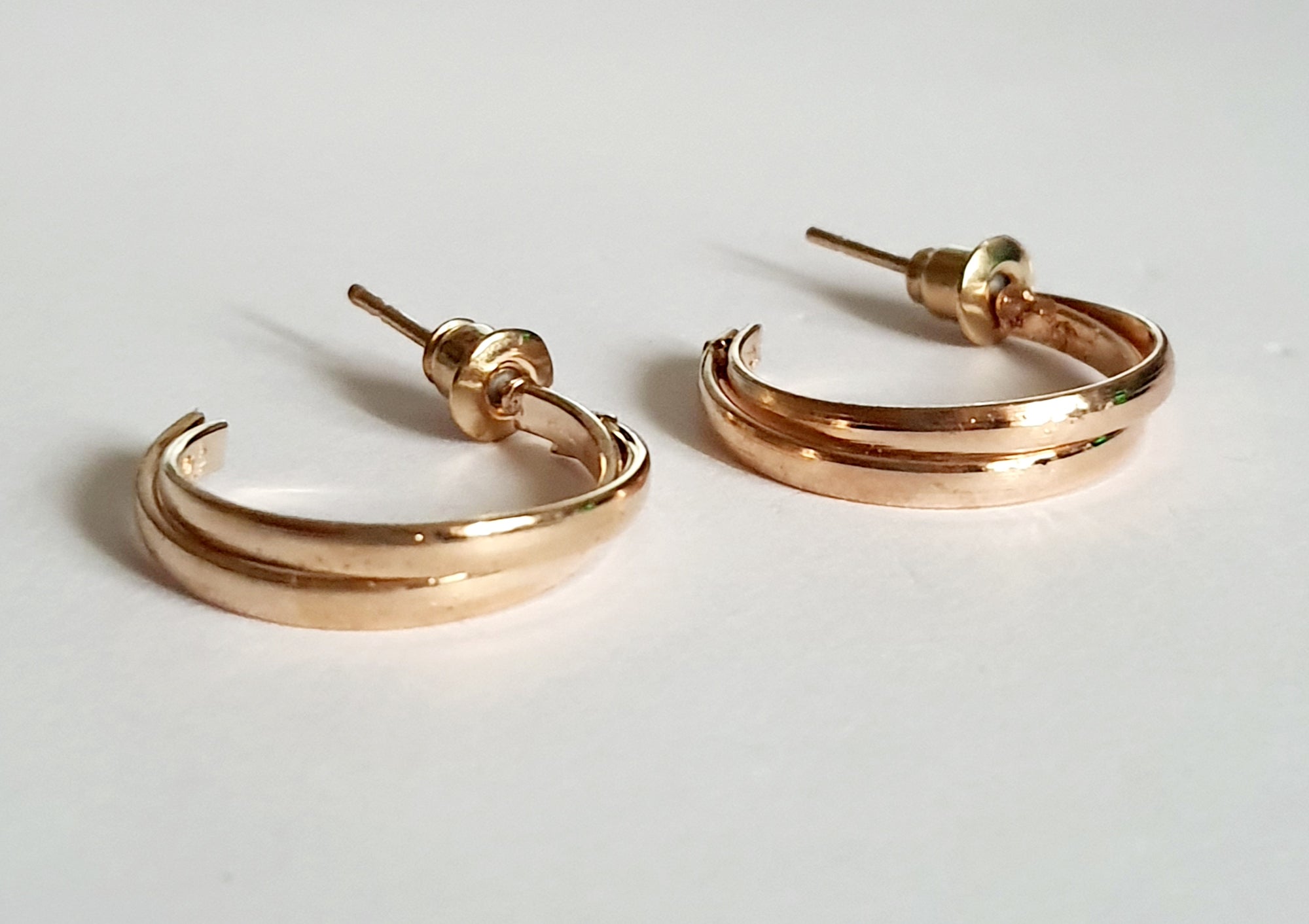 Złote kolczyki kółka 2 cm – elegancja na co dzień