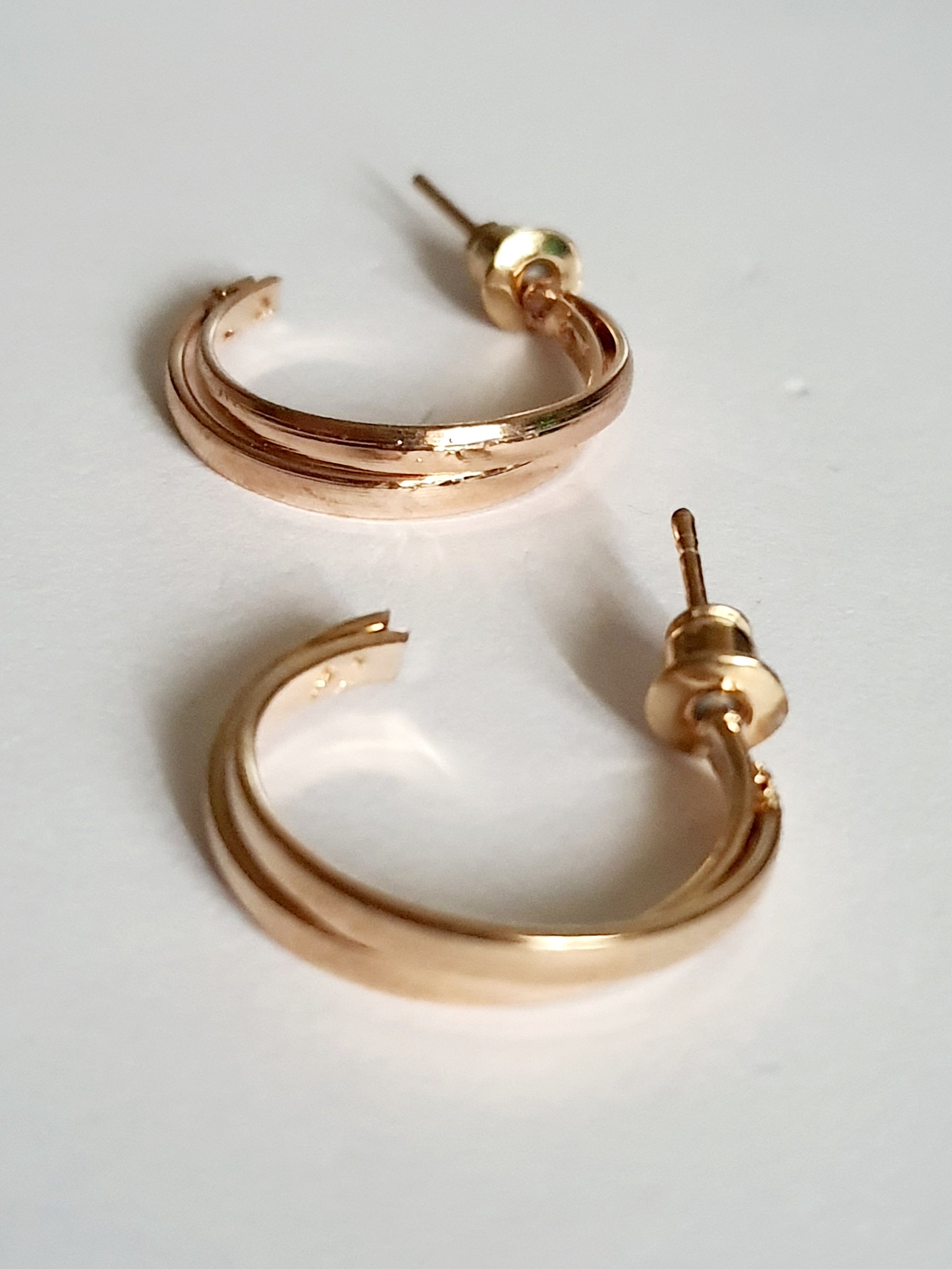 Złote kolczyki kółka 2 cm – elegancja na co dzień