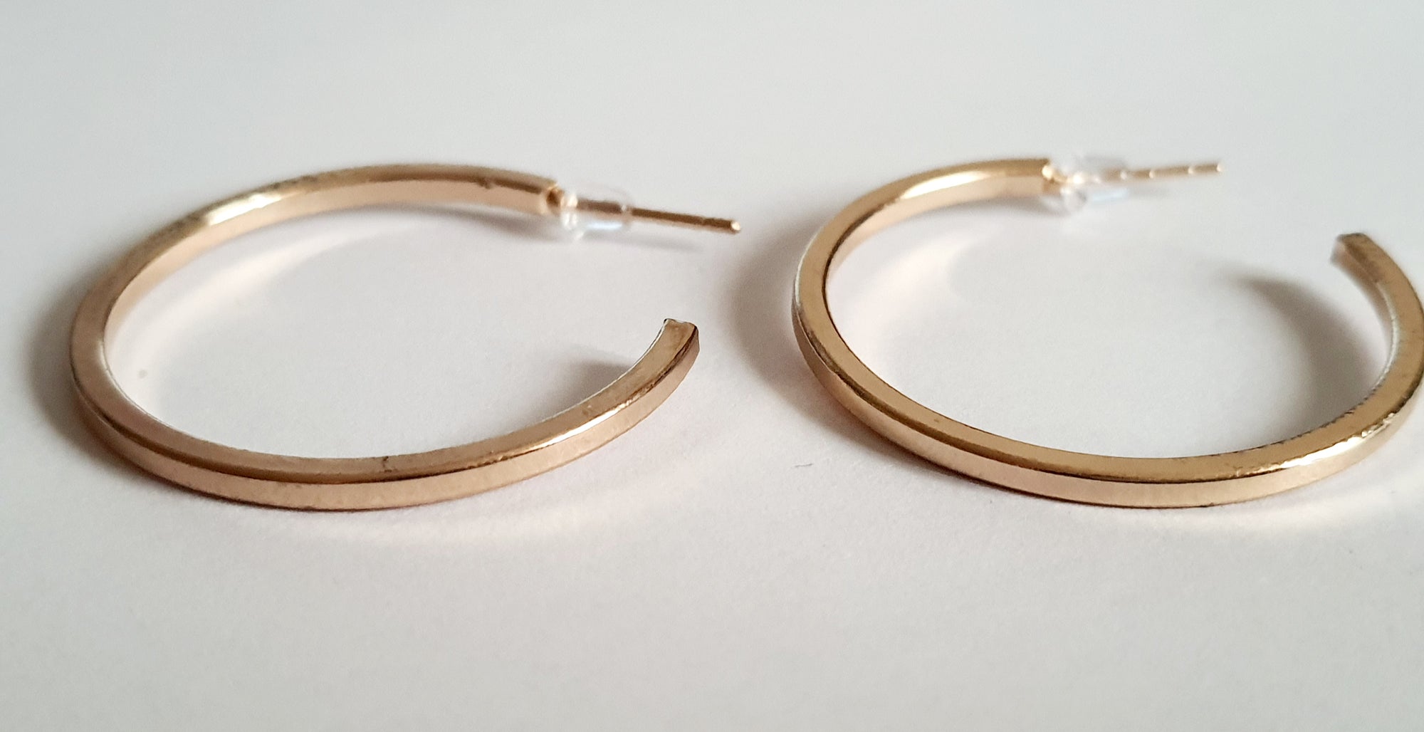 Minimalistyczne złote kolczyki – płaskie koła, klasyczny design
 3cm