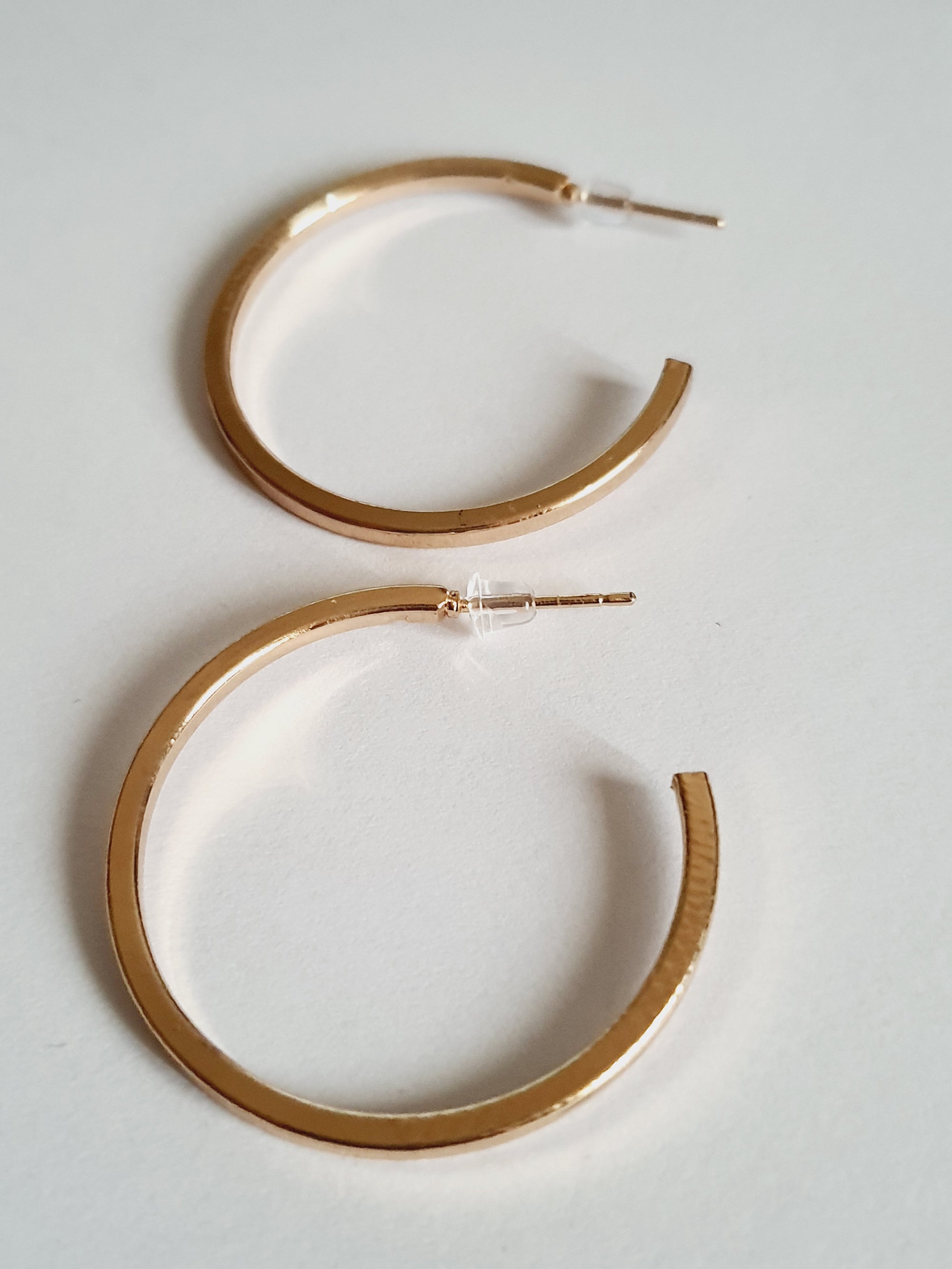 Minimalistyczne złote kolczyki – płaskie koła, klasyczny design
 3cm
