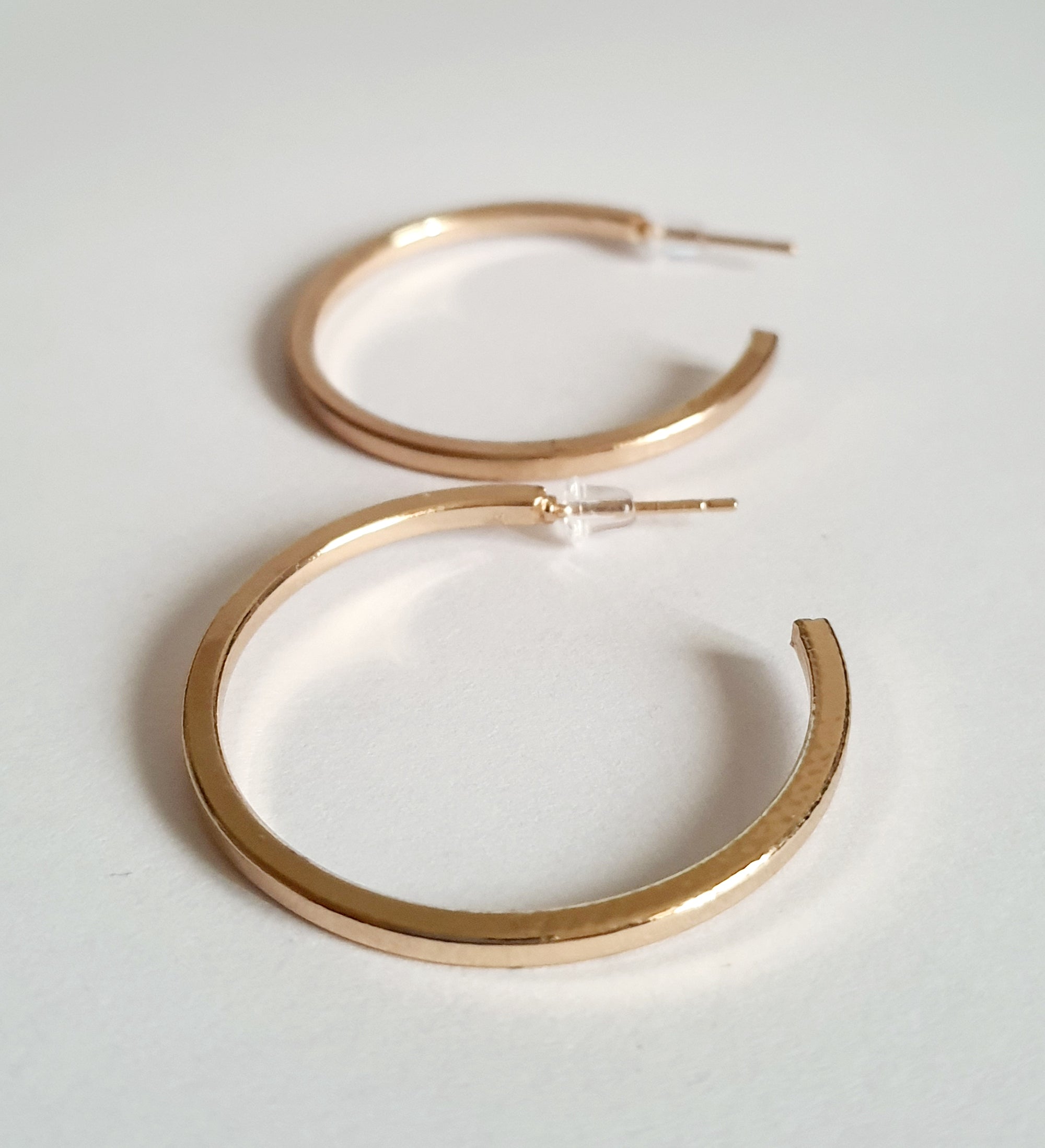 Minimalistyczne złote kolczyki – płaskie koła, klasyczny design
 3cm