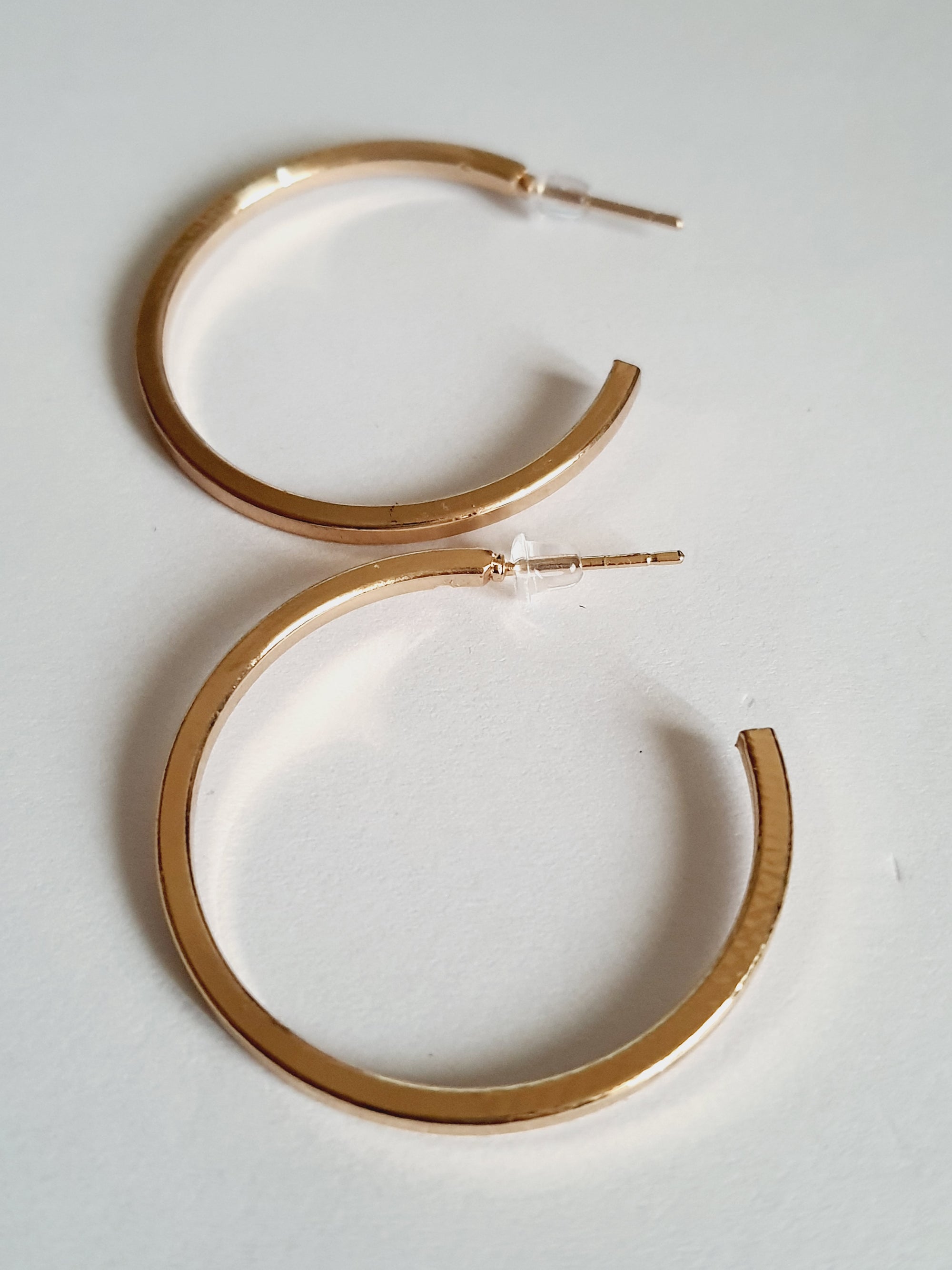 Minimalistyczne złote kolczyki – płaskie koła, klasyczny design
 3cm